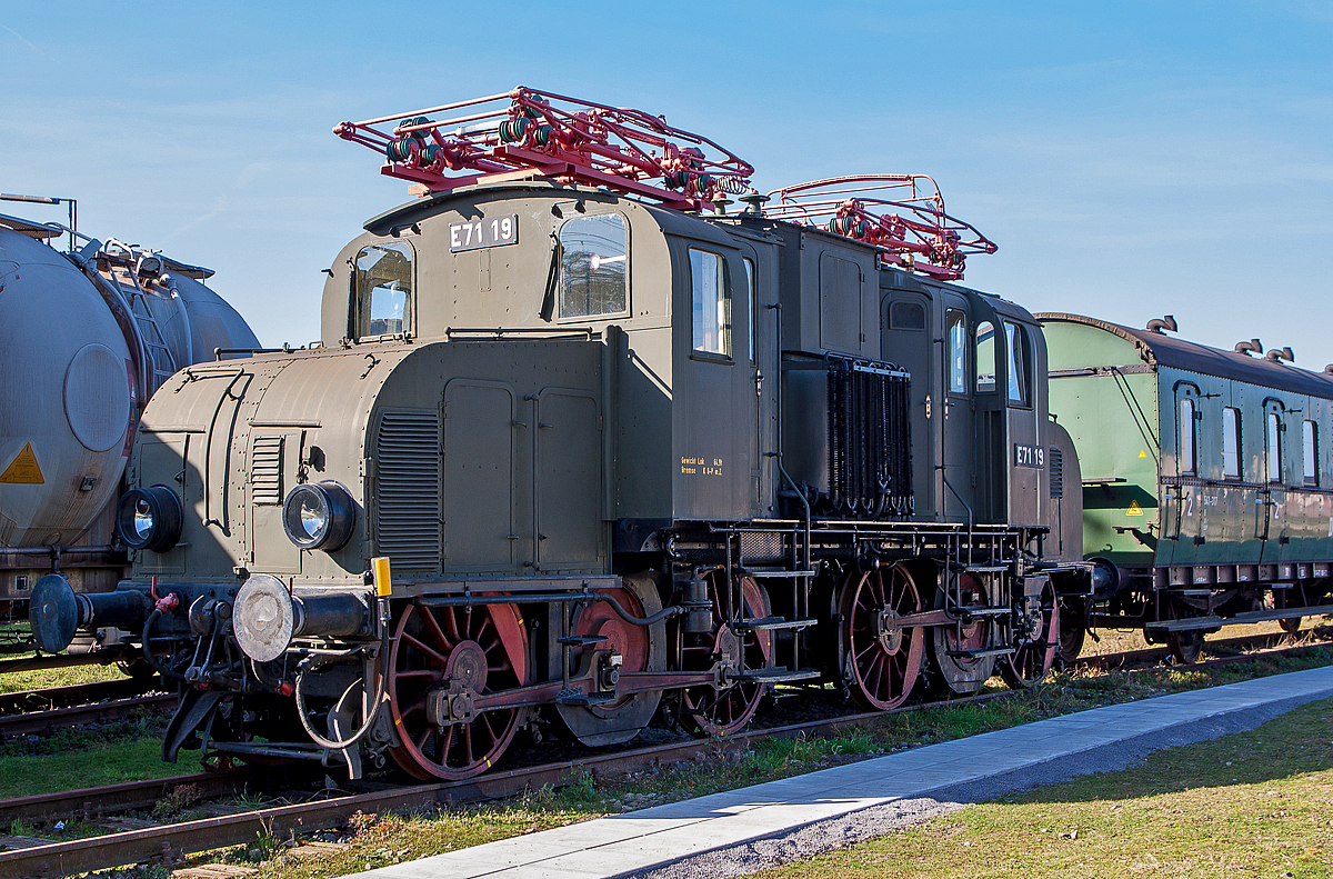 Die E 71 19, ex preu�ische EG 519 Halle, am 09.03.2014 im DB Museum Koblenz-L�tzel.
Die E 71 19 wurde 1921 von der Allgemeine Elektricit�ts-Gesellschaft (AEG) unter der Fabriknummer.  1583 gebaut und als „EG 519 Halle“ an die Preu�ischen Staatsbahn geliefert.
Die zweimotorigen Elektrolokomotiven EG 511 bis EG 537 der Preu�ischen Staatsbahn waren f�r den G�terzugdienst konzipiert. Sie z�hlen zu den ersten in Deutschland eingesetzten E-Loks, die noch bis 1958 ihren Dienst erf�llten und wegen ihres Aussehens den Spitznamen Krokodil bekamen. In Baden bzw. im alemannischen Dialekt wurde sie auch „Glettiise“ (B�geleisen) genannt. Die Lokomotiven wurden 1920 in den Bestand der Deutschen Reichsbahn �bernommen und erhielten 1926 die Baureihenbezeichnung E 71.1.
Die Konstruktion der Lokomotiven bestand grundlegend aus zwei Triebdrehgestellen mit halbhoch gelagerten Fahrmotoren. Beide Triebdrehgestelle sind mittels einer Kupplung beweglich miteinander verbunden. Die Kraft�bertragung von den Fahrmotoren auf die Achsen erfolgte durch ein Getriebe und durch Kuppelstangen. Maschinenraum und die beiden F�hrerst�nde ruhten gemeinsam auf einem Br�ckenrahmen. Die K�hlung des Transformators wurde durch Transformatoren�l in einem geschlossenen Kreislauf realisiert. Beide daf�r notwendigen �lk�hler waren unverkleidet auf beiden Seiten des Maschinenraums angebracht. Vom Aussehen erinnern diese stark an Lamellenheizk�rper einer Zentralheizung.

Technische Daten:
Nummerierung:  bei Ablieferung: pr. EG 511 – EG 537
E 71 11 – E 71 37 (DR/DB)
Insgesamt gebaut:  27 als EG 511 – EG 537
Hersteller:  AEG
Baujahre:  1914 bis 1921
Ausmusterung:  1930 bis 1959
Achsformel:  B'B'
Spurweite:  1.435 mm (Normalspur)
L�nge �ber Puffer:  11.600 mm
Dienstmasse:  64,9 t
H�chstgeschwindigkeit:  50 km/h (Urausf�hrung), 65 km/h (nach Umbau 1931/1932)
Stundenleistung:  780 kW
Dauerleistung:  590 kW
Treibraddurchmesser:  1.350 mm
Stromsystem:  15 kV 16 2/3 Hz AC
Anzahl der Fahrmotoren:  2
Antrieb:  Treibstangen