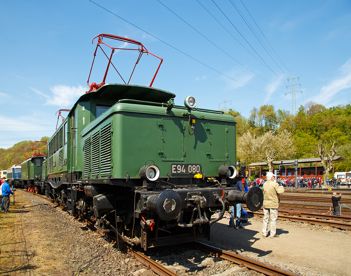 Die E 94 080, ex DB 194 080-8, am 30.04.2017 im Eisenbahnmuseum Bochum-Dahlhausen.

Das Deutsche Krokodil wurde 1942 von der AEG (Allgemeine Elektrizitäts-Gesellschaft) in Hennigsdorf bei Berlin unter der Fabriknummer 5484 gebaut und im Januar 1943 an die Deutsche Reichsbahn geliefert. 

Bezeichnungen und Eigentümer:
1943 bis 1949 als E 94 080 der DRB
1949 bis 1968 als E 94 080 der DB
1968 bis 1987als 194 080-8 der DB
1988 bis 1991 als Denkmallok 194 080-8 der VEW (Vereinigte Elektrizitätswerke Westfalen)
seit 1991 als  E 94 080 (DGEG - Eisenbahnmuseum Bochum-Dahlhausen)

Die Baureihe E 94 (spätere DB-Baureihe 194, DR-Baureihe 254, ÖBB Reihe 1020) mit dem Spitznamen „Deutsches Krokodil“ bezeichnet eine Baureihe sechsachsiger schwerer Elektrolokomotiven der Deutschen Reichsbahn, die für den Güterzugdienst konzipiert waren. Außerdem sollten sie die Durchlassfähigkeit schwieriger Rampenstrecken, wie zum Beispiel der Geislinger Steige, der Frankenwaldbahn, der Arlbergbahn und der Tauernbahn erhöhen.

Die Co’Co’-Loks stellten eine direkte Weiterentwicklung der Baureihe E 93 dar, von der sich die E 94 äußerlich auf Anhieb durch die fischbauchförmigen und gelochten Langträger des Brückenrahmens sowie durch die andere Anordnung der seitlichen Fenster und Lüftungsgitter unterscheiden lässt. Die AEG lieferte bis zum Ende des Zweiten Weltkrieges 146 dieser auch KEL 2 (Kriegsellok) genannten Maschinen mit den Betriebsnummern E 94 001 bis 136, 145 und 151 bis 159. Beim Fahrzeugbau wurden zunehmend sogenannte Heimstoffe verwendet. Als Kriegslok hatte ihr Bau Priorität. Die Loks waren für 90 km/h Höchstgeschwindigkeit zugelassen.

Die Loks der Reihe E 94 waren in der Lage, Güterzüge mit 2.000 Tonnen in der Ebene mit 85 km/h, 1600 Tonnen über 10 Promille Steigung mit 40 km/h, 1000 Tonnen über 16 Promille mit 50 km/h und 600 Tonnen über 25 Promille mit 50 km/h zu ziehen.

Nach dem Zweiten Weltkrieg verblieben die meisten Loks bei der Deutschen Bundesbahn (DB). Aus vorhandenen Teilen wurden auch nach Kriegsende noch Lokomotiven fertiggestellt und bei der DB und den Österreichischen Bundesbahnen (ÖBB) in Betrieb genommen.

Die DB ließ zwischen 1954 und 1956 weitere Lokomotiven mit den Nummern E 94 178 bis 196 und E 94 262 bis 285 nachbauen und erwarb vier weitere von der Deutschen Reichsbahn, so dass sie insgesamt 124 Fahrzeuge im Bestand hatte. 1968 zeichnete die DB die E 94 gemäß ihrem Baureihenschema in die UIC-Baureihenbezeichnung 194 um.

Der Einsatz der Baureihe 194 bei der Bundesbahn beschränkte sich ausschließlich auf den süddeutschen Raum. Neben der Beförderung von Güterzügen waren sie als Schiebelokomotiven auf der Geislinger Steige und der Spessartrampe im Einsatz.

TECHNISCHE DATEN:
Spurweite:  1.435 mm (Normalspur)
Achsformel:  Co’Co’
Länge über Puffer:  18.600 mm
Drehzapfenabstand:  10.000 mm
Drehgestellachsstand:  4.600 mm
Gesamtradstand:  13.700 mm
Dienstgewicht:  118,7 t 
Höchstgeschwindigkeit:  90 km/h 
Stundenleistung:  3.300 kW 
Dauerleistung:  3.000 kW
Anfahrzugkraft:  363 kN
Treibraddurchmesser:  1.250 mm
Stromsystem:  15 kV 16⅔ Hz
Anzahl der Fahrmotoren:  6
Antrieb:  Tatzlager
