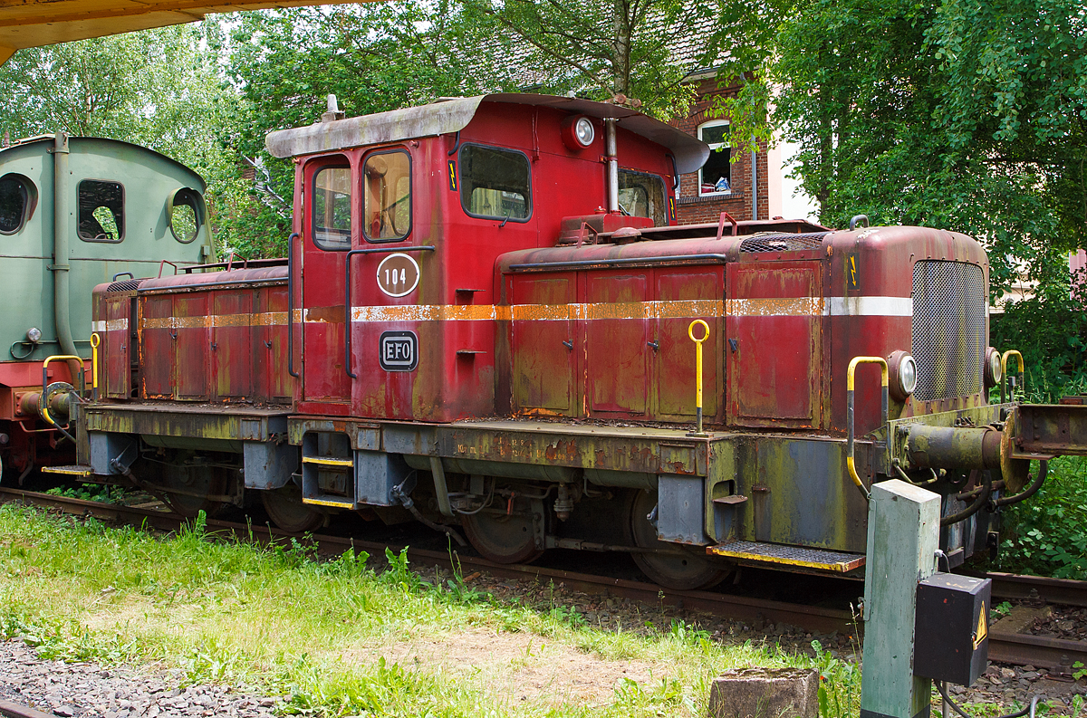
Die EFO 104, ex Industrielok Bayer 104 (der Bayer AG, Leverkusen), eine Jung-Doppellok (Umbau aus meterspurigen Werksloks 5+6), am 07.06.2014 im Eisenbahnmuseum Dieringhausen. 

Die Lok Nr. 104 entstand 1965 zusammen mit ihren Schwestern, Nr. 106 und 107, aus 6 meterspurigen 2-achsigen Diesellokomotiven der Firma Jung vom Typ LC 12 B nach der Stillegung des meterspurigen Werksbahnnetzes im Bayer-Werk Anfang der 1960er Jahre. Mit großem technischen und wahrscheinlich auch finanziellen Aufwand wurden die beiden meterspurigen Diesellokomotiven mit den Jung Fabriknummern 13028 und 13029  (Baujahr 1955) bei der Lokomotivfabrik Jung in Jungenthal zur regelspurigen Doppel-Diesellok Nr. 104 der Eisenbahn Köln-Mühlheim - Leverkusen der Farbenfabrik Bayer AG umgebaut.

Technische Daten von der Lok:
Spurweite: 1.435 mm
Achsfolge: B´B´
Motor: Deutz A 6 M 517
Leistung: 2 X 122 PS
Breite: 2.950 mm
Höhe: 3.660 mm
Länge über Puffer: 9.890 mm
Kleinster befahrb. Gleisbogen: R 40 m
Dienstgewicht: 39,4 t
Kraftübertragung: Gelenkwellen
Bremse:Westinghouse-Druckluftbremse,
1Kammerbremse auf alle 4 Radsätze, Trommelbremse mit je 2 Backen
