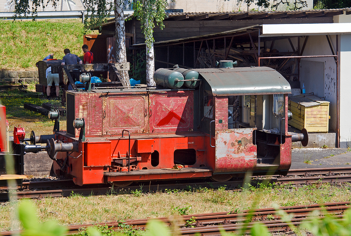 Die ehemalige Werkslok  1  von Buderus-Juno, ex DB 323 336-8, ex DB K�f 6816, heute Eigentum der Herborner Eisenbahnverein e. V., hier am 20.07.2013 in Herborn.  

Die K�f II / Deutz A6M 617 R wurde 1965 von unter der Fabriknummer  57916 gebaut und als K�f 6816 an die  Deutsche Bundesbahn (DB) geliefert, zum 01.01.1968 erfolgte die Umzeichnung in DB 323 336-8. Zum 31.12.1984 wurde sie bei der DB (im BW Gie�en) ausgemustert und 1985 an das Buderus-Juno Werk (Burger Eisenwerke) in Herborn-Burg verkauft, wo sie bis 1997 war.

Technische Daten:
Achsformel : B 
Spurweite: 1435 mm
L�nge �ber Puffer: 6.450 mm
Dienstgewicht: 17 t 
Motor: 6-Zylinder-Deutz-Dieselmotor 
Leistung:  127 PS
H�chstgeschwindigkeit: 45 km/h 
Anfahrzugkraft: 27,5 kN
