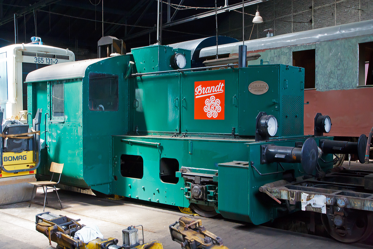 
Die ehemalige Werkslok vom der Hagener Zwiebackfabrik Carl Brandt, eine Deutz  vom Typ  A6M 517 R , steht am 07.06.2014 etwas versteckt im Lokschuppen vom Eisenbahnmuseum Dieringhausen. 

Die Lok war eigentlich 1944 für die Deutsche Reichsbahn als Kbf 5299 vorgesehen, die Bestellung wurde aber annulliert, so erfolgte 1946 die Auslieferung an Carl Brandt, Keks- und Zwiebackfabrik in Hagen-Haspe, wo sie bis 2001 war. Da die Firma dann aber die Produktions nach Thüringen verlagerte wurde sie in Hagen-Haspe überflüssig und kam zum Eisenbahnmuseum Dieringhausen. 

Die vorgesehene DRB-Bezeichnung sagt aus: K = Kleinlok b = Vergasermotor (Benzol/Benzin) f = Flüssigkeitsgetriebe  Der verbaute Deutz-Motor A6M 517 R ist aber ein Dieselmotor mit 122 PS.