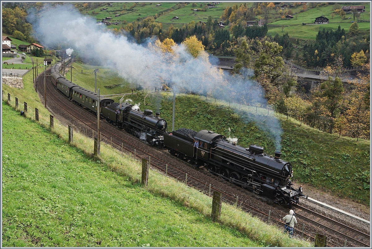 Die Elefanten kommen! Die C 5/6 N° 2978 und N° 2969 führen gemeinsam einen langen Extrazug über die Gotthard Panorama Strecke. Dem Vernehmen nach soll diese Doppeltraktion die erste seit über sechzig Jahren sein.
Intschi, den 21. Okt. 2017