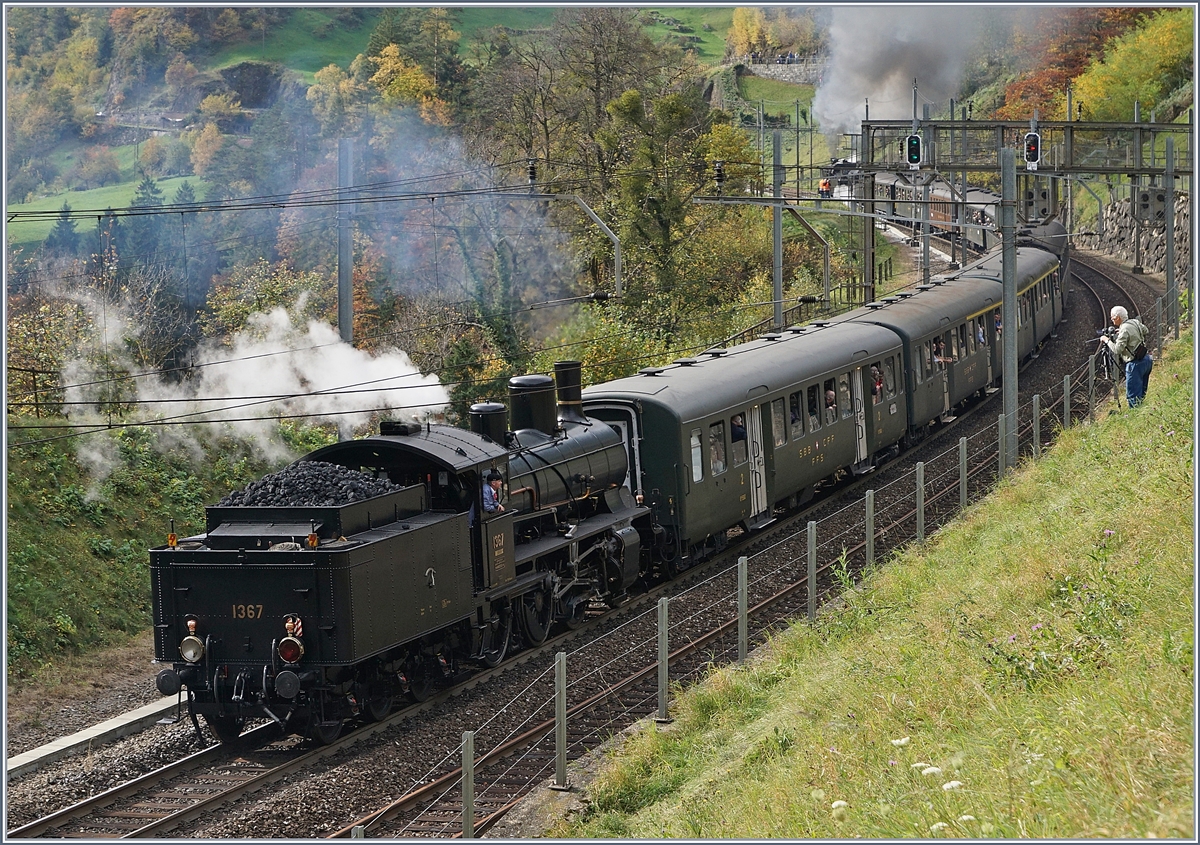 Die Elefanten kommen! Und am Schluss schiebt noch die B 3/4 1367.
Intschi, den 21. Okt. 2017