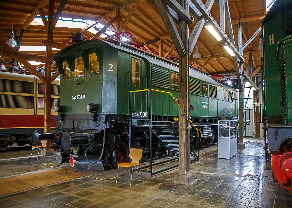 Die Elektrolokomotive DB 144 508-9, ex DB E 44 505, ex DRB E 44 108, am 11.09.2022 in der Lokwelt Freilassing. Die Lok ist Eigentum vom DB Museum und eine Leihgabe die Lokwelt Freilassing.

Die Lok wurde 1934 von der AEG - Allgemeine Elektricit�tsgesellschaft in Henningsdorf b. Berlin unter der Fabriknummer 4821 gebaut und als E44 108 an die Deutsche Reichsbahn-Gesellschaft (DRG) geliefert, 1938 erfolgte die Umzeichnung in DR E44 508. Mit der Einf�hrung des EDV-Nummernsystems der Deutschen Bundesbahn wurde sie ab 1968 zu DB 144 508.9 als diese wurde sie bis zur Ausmusterung 1977 und wurde zum DB Museumsfahrzeug.

Sie ist eine Lok (E44.5) der zweiten Serie und hat so etwas andere Werte wie die der ersten Serie (wie z.B. der Denkmallok ex DB 144 502-2 beim Bahnhof Freilassing http://hellertal.startbilder.de/bild/deutschland~bahnhoefe~sonstige-in-bayern/786583/die-denkmallok-ex-db-144-502-2.html ). So hat sie eine Stundenleistung 2.200 kW (anstelle von 1.600 kW).
