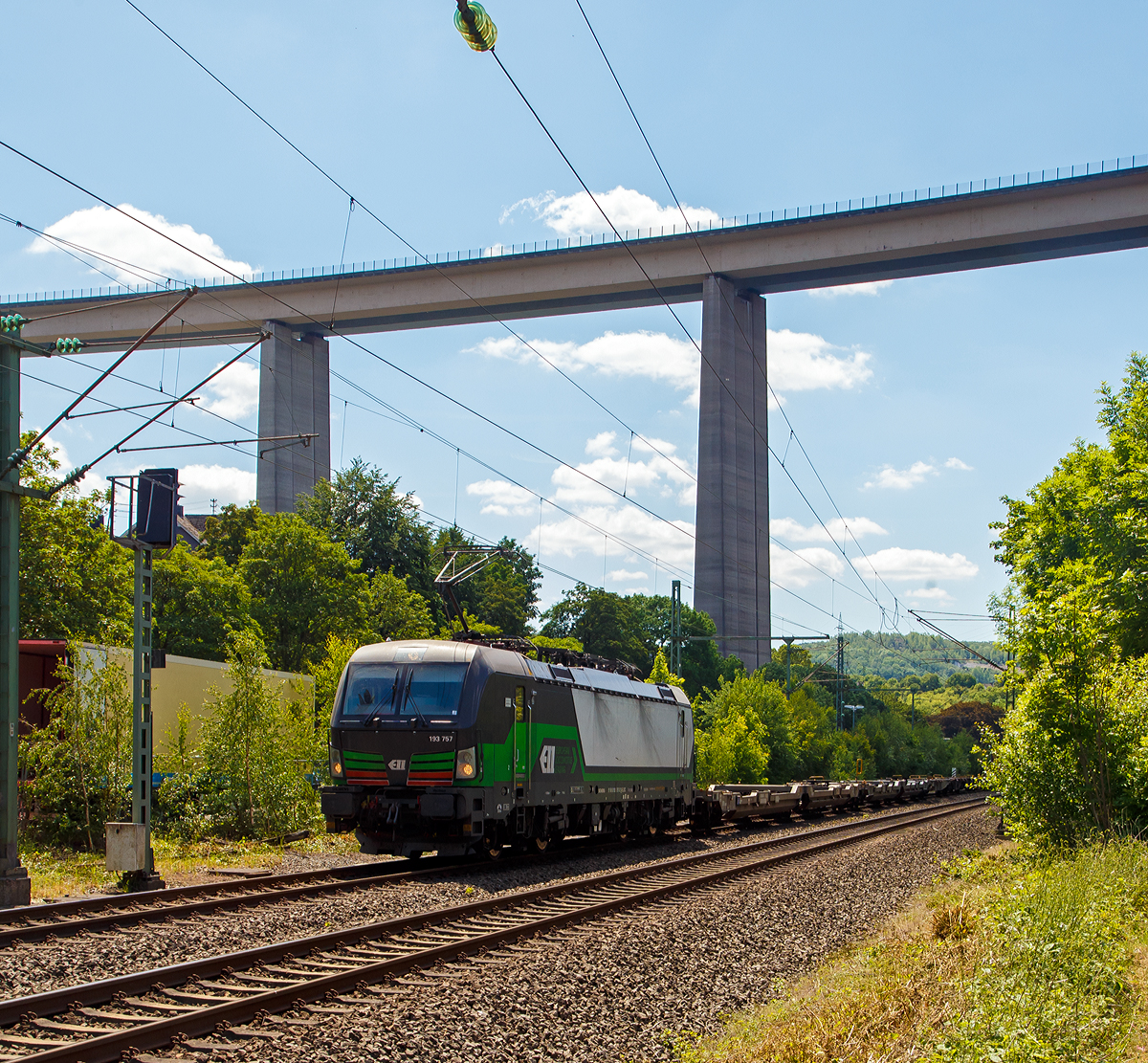 Die ELL - European Locomotive Leasing 193 757 (91 80 6193 757-2 D-ELOC) f�hrt am 27.05.2020 mit einem fast leeren KLV-Zug durch Siegen-Eiserfeld in Richtung Siegen.