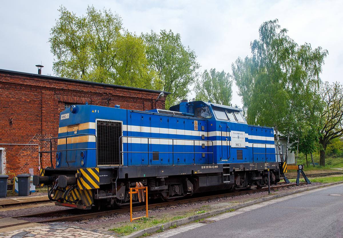 Die erste Serien V100....

Die MHG - 1  (92 80 1201 004-9 D-MHG) der  MHG - TRANSPORTWERK Magdeburger Hafen GmbH, ex DR 110 004-9, ex DR V 100 004, am 06.05.2017 im Wissenschaftshafen Magdeburg. 

Die V 100.1 wurde 1966 bei LEW (VEB Lokomotivbau Elektrotechnische Werke „Hans Beimler“, Hennigsdorf) unter der Fabriknummer 11212 gebaut und als V 100 004 an die DR (Deutsche Reichsbahn) ausgeliefert. Da die V 100 001 bis 003 Musterloks waren, gilt die V 100 004 als erste Serienlok. Die Entwicklung der DR-Baureihe V 100 einer vierachsigen Diesellokomotive mit Mittelf�hrerstand und hydraulischer Kraft�bertragung erfolgte Anfang der sechziger Jahre bei VEB Lokomotivbau Karl Marx Babelsberg (LKM), die auch die ersten beiden Prototypen (V100 001 und V 100 002) bauten. Die die dritte Musterlok (V 100 003) wie auch die Serienfertigung lief jedoch, aus Kapazit�tsgr�nden, bei LEW.

Lebenslauf der Lok:
1967 Auslieferung an die DR - Deutsche Reichsbahn als V 100 004, 1970 Umzeichnung in DR 110 004-9, 1992 Umzeichnung in DR 201 004-9 und zum 01.01.1994 DB 201 004-9. Bereits im August 1994 erfolgte die Ausmusterung bei der DB und Verkauf an DWU - Deponie-Wirtschaft und Umweltschutztechnik GmbH in Espenhain (als Uwe 13). 1997 wurde sie von Daimler Benz Transportation GmbH (Adtranz) in Stendal, gem�� Umbaukonzept BR 293, remotorisiert und modernisiert. Danach ging sie an die Lokpool Verwaltungsgesellschaft mbH & Co. Vermietungs KG in Kassel, bis sie 2003 an die MHG - Magdeburger Hafen GmbH ging.

TECHNISCHE DATEN:
Spurweite: 1.435 mm (Normalspur)
Achsanordnung: B'B'
Leistungs�bertragung: dieselhydraulisch
H�chstgeschwindigkeit: 100 km/h
L�nge �ber Puffer: 14.060 mm
Radsatzabstand im Drehgestell: 2.300mm
Drehzapfenabstand: 7.000mm
Gesamtachsstand: 	9.300 mm
Dienstgewicht: 75 t
Kleinster befahrbarer Gleisbogenradius: 100m
