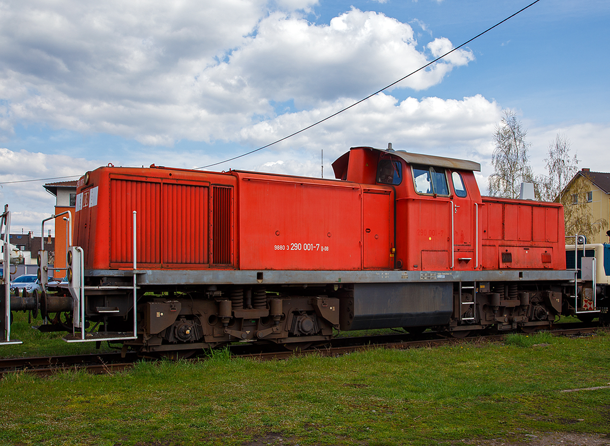 Die erste V 90....
Die DB 290 001-7 (98 80 3 290 001-7 D-DB), ex DB V90 001, die erste Vorserien V90, am 09.04.2016 im DB Museum Koblenz-Lützel. 

Die V 90 wurde 1964 von MaK in Kiel unter der Fabriknummer 1000259 gebaut und an die Deutsche Bundesbahn als V 90 001 geliefert. Die Ausmusterung der Lok bei der DB erfolgte  2011 und sie ging ans DB Museum. Die Lok hat keine Remotorisierung bekommen, was man daran erkennt das sie kein Umlaufgeländer besitzt. 

Die Lok gehört zu denen der BR 290 die mit einer „Bergfunk“ genannten Funkfernsteuerung ausgerüstet ist, erkennbar an den Antennentopf links auf dem Vorbau und wäre es eine (bei KM-Funk wäre es eine BR 294). Die Bergfunk-Fernsteuerung ermöglicht es die Loks in großen Rangierbahnhöfen durch einen Prozessrechner fernsteuern zu lassen. Das Bergfunk-System wurde bereits Mitte der 1960er Jahre entwickelt und zunächst auf V 90 020 am Mannheimer Rangierbahnhof erprobt. Eine Bergfunk-Lokomotive wird auf dem Rangierbahnhof beim Auflösen eines Zuges vom Prozessrechner gefahren. Der Rechner regelt die Geschwindigkeit beim Abdrücken. Zu diesem Zeitpunkt ist die Lokomotive von einem Lokrangierführer (Lrf) besetzt, der die Sicherheitsfahrschaltung bedient und die Lok nach dem Abdrücken an den nächsten Zug heranfährt. Ab dann steuert wieder der Rechner die Lokomotive.

Da die V 60 die im Typenprogramm definierten Anforderungen nicht voll erfüllen konnte und die DB grundsätzlich keine elektrischen Rangierloks beschaffen wollte, entstand bald ein erhöhter Bedarf an schweren, leistungsstarken Loks für den Rangierdienst.
	
Während man zunächst eine verstärkte V 100 für diese Dienste vorgesehen hatte, wendete sich das Blatt, als das BZA München in Zusammenarbeit mit MaK eine neue Rangierlok konzipierte. Entstanden war nun eine völlig eigenständige Lok, die länger und schwerer als die V 100 war. Von der V 100.20 übernommen wurde der Dieselmotor, dessen Bezeichnung sich später in MB 12V 652 änderte, da der Motorenbau bei Mercedes-Benz nun durch die MTU wahrgenommen wurde.

Die V 90:
Da die V 60 die im Typenprogramm definierten Anforderungen nicht voll erfüllen konnte und die DB grundsätzlich keine elektrischen Rangierloks beschaffen wollte, entstand bald ein erhöhter Bedarf an schweren, leistungsstarken Loks für den Rangierdienst. So plante man ursprünglich für den schweren Rangierdienst eine ballastierte Variante der V 100 mit verstärktem Rahmen zu beschaffen, die Fahrzeugauslegung war dafür aber nicht geeignet, die Achslast ließ sich so nicht auf die geforderten 20 t erhöhen. Die Maschinenbau Kiel (MaK) konstruierte daher die schwerere und längere V 90, wobei auf die Konstruktion der Streckenlokomotiven der Familie V 100 (Baureihen 211 bis 213) aufbaute. Zunächst wurden 20 Vorserienlokomotiven  zwischen 1964 und 1965 gebaut und geliefert. Diese Vorserien Lok (wie diese hier) hatten eine12-Zylinder-Viertakt-Dieselmotor vom Typ Daimler-Benz MB 820 Bb mit 809 kW (1.100 PS) Leistung, wie bei der Baureihe V 100.10  (BR 211) und eine Höchstgeschwindigkeit von 70 km/h.

1966 begann mit der 290 021 die Serienlieferung, aus der bis Ende 1974 388 Exemplare hervorgingen. Diese Serienloks besitzen den stärkeren Motor MTU 12V 652 TA der Baureihe 212 (V 100.20), der aber auf 800 kW gedrosselt ist. Die Loks haben gegenüber der Vorserie einen 320 mm längeren Rahmen und haben eine Höchstgeschwindigkeit von 80km/h.
Ab 1995 wurden in großer Zahl Lokomotiven der Baureihe 290 mit einer anderen Art Funkfernsteuerung von Krauss-Maffei (KM) ausgerüstet. Bei ihr kann der Lokführer die Lok durch ein Fernsteuerbediengerät bedienen. Die so umgebauten Loks der Baureihe 290 werden ab Umbau als Baureihe 294 bezeichnet.

TECHNISCHE DATEN der BR 290 -Vorserie:
Spurweite: 1.435 mm (Normalspur)
Achsformel: B'B'
Länge über Puffer: 14.000 mm (14.320 mm ab 290 021–408)
Höhe: 4.250 mm
Breite: 3.115 mm
Drehzapfenabstand: 7.000 mm
Achsabstand im Drehgestell: 2.500 mm
Dienstgewicht: 80 t
Radsatzfahrmasse: 20 t 
Kleinster bef. Halbmesser: 	80 m
Höchstgeschwindigkeit Schnellgang: 70 km/h (Serie 80 km/h)
Höchstgeschwindigkeit Rangiergang: 40 km/h
Schleppgeschwindigkeit: 80km/h
Dieselmotor:  V 12-Zylinder-Viertakt-Dieselmotor
Nenndrehzahl: 1.500 U/min
Installierte Leistung: 800 kW (1.100 PS)
Traktionsleistung: 639 kW (869 PS) am Getriebeausgang
Anfahrzugkraft: 188 kN (Schnellgang) / 236 kN (Rangiergang)
Treibraddurchmesser (neu): 1.100 mm
Leistungsübertragung: hydrodynamisch
Verbrauch 	Dieselkraftstoff:  im Leerlauf ca. 12 l/h, bei Volllast ca. 230 l/h
