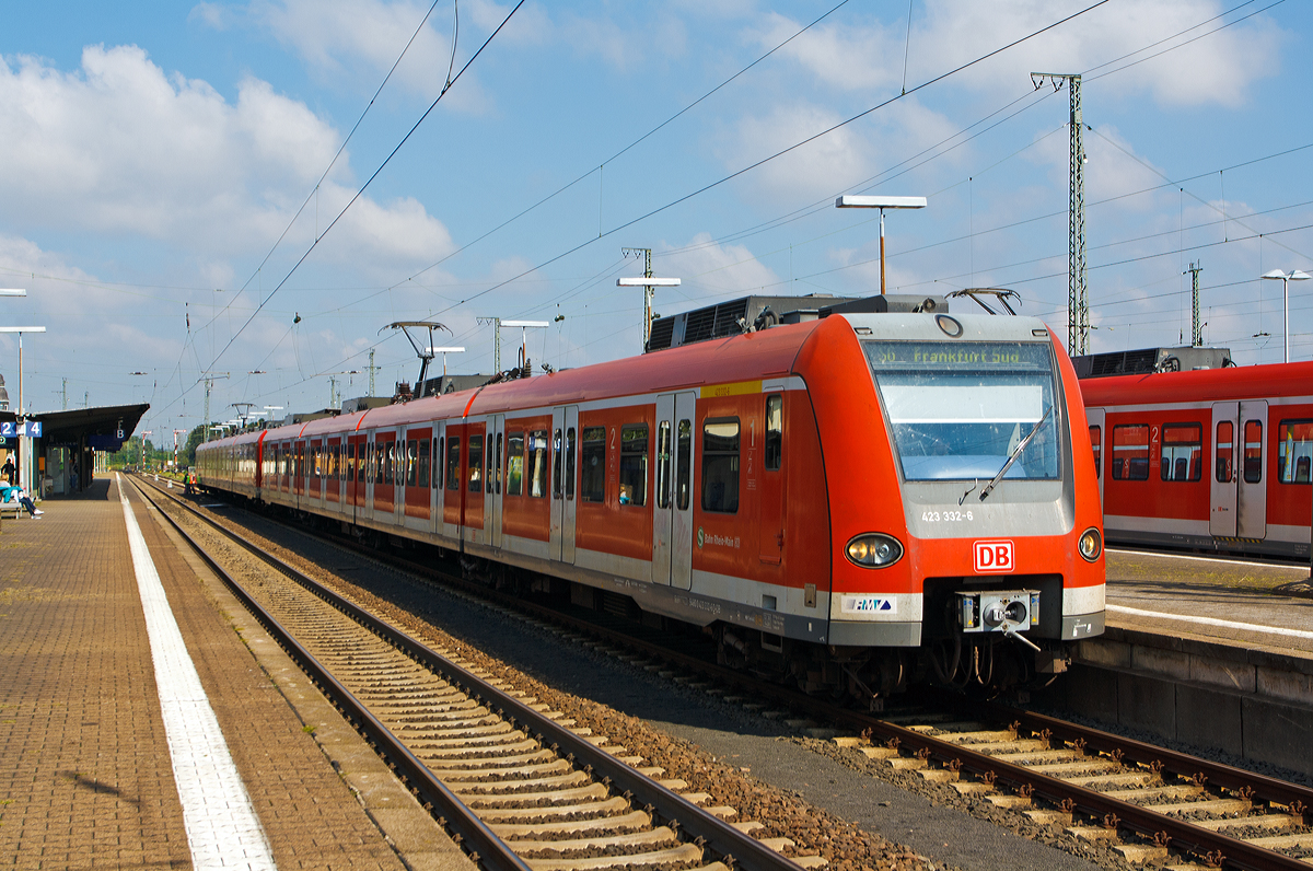 
Die ET 423 332-6 / 423 832-5 gekuppelt mit 423 453-0 / 423 953-9 der DB Regio Hessen / S-Bahn Rhein-Main stehen am 27.08.2014 als S6 (Friedberg - Bad Vilbel - Frankfurt Hbf (tief) - Frankfurt Süd) im Bahnhof Friedberg (Hessen) zur Abfahrt nach Frankfurt bereit.