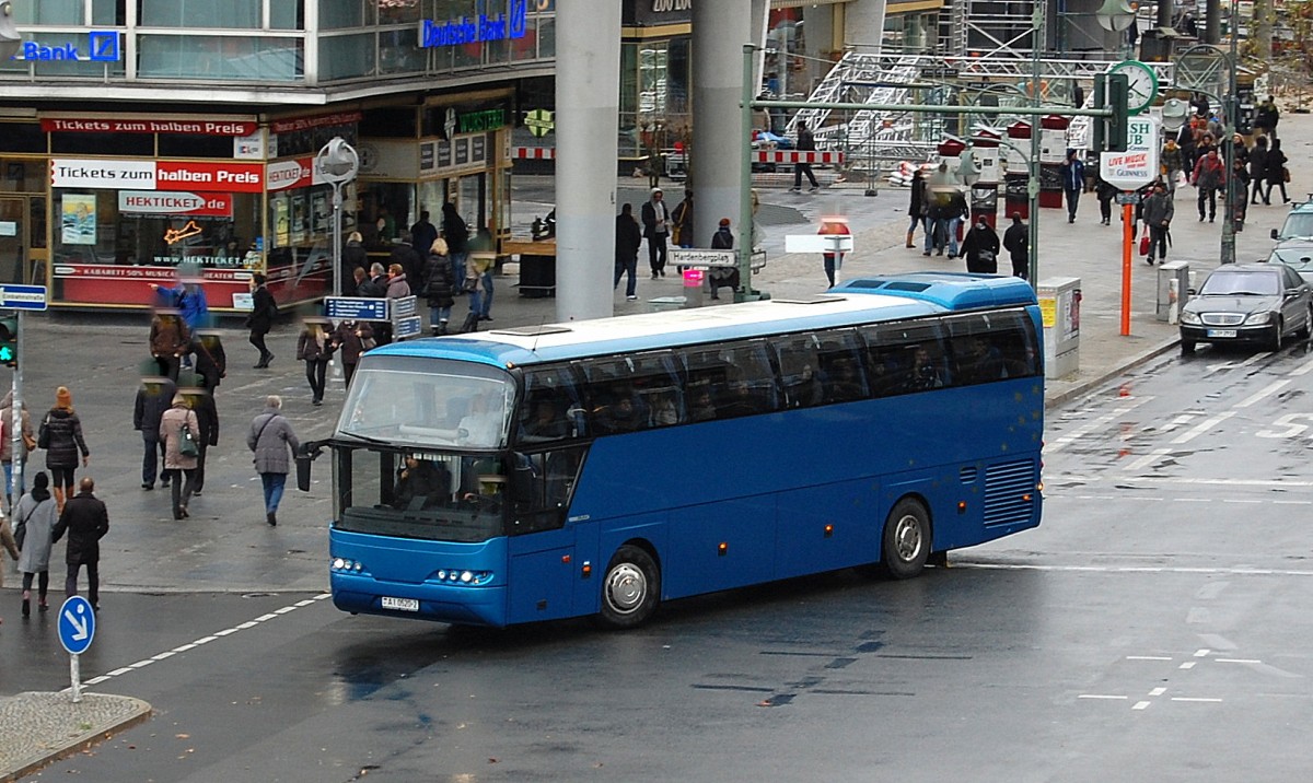 Die etwas ältere Neoplan Citliner Variante in wunderschönem blau Richtung Berlin Hardenbergplatz, 24.11.13
