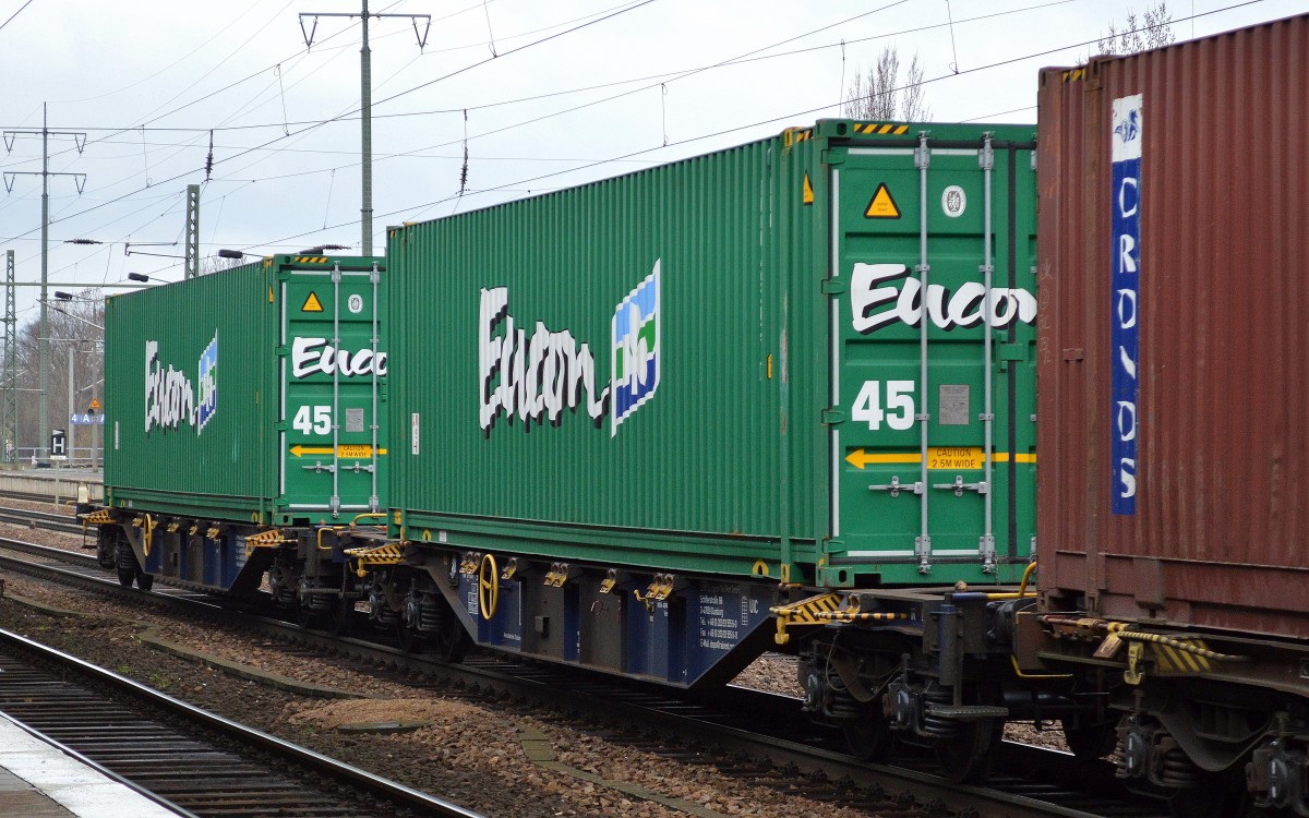 Die Eucon Shipping & Transport Ltd mit Sitz in Irland mit ihren Containern am 19.03.14 Bhf. Flughafen Berlin-Schönefeld.