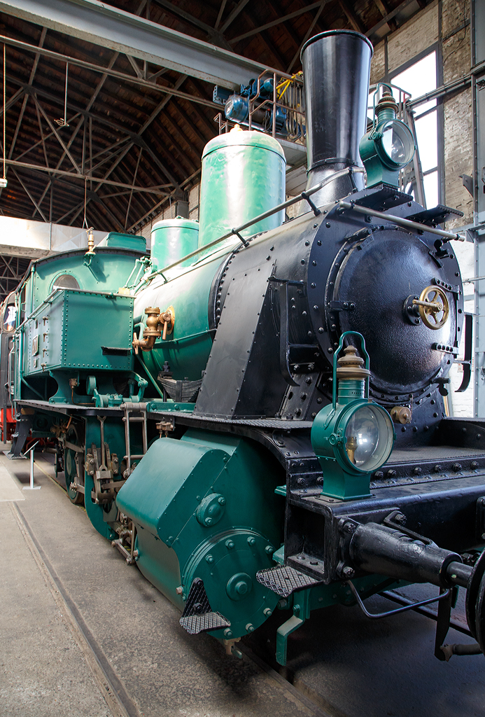 
Die ex bayerische R 3/3 - 4701, ex DR 89 810, ex DB 89 810, eine ehemalige bayerische Güterzugtenderlokomotive, am 09.04.2016 im DB Museum Koblenz-Lützel.
  
Weitere Beschreibung siehe: http://hellertal.startbilder.de/bild/Deutschland~Museen+und+Ausstellungen~DB+Museum+Koblenz/350660/die-ex-bayerische-r-33--.html