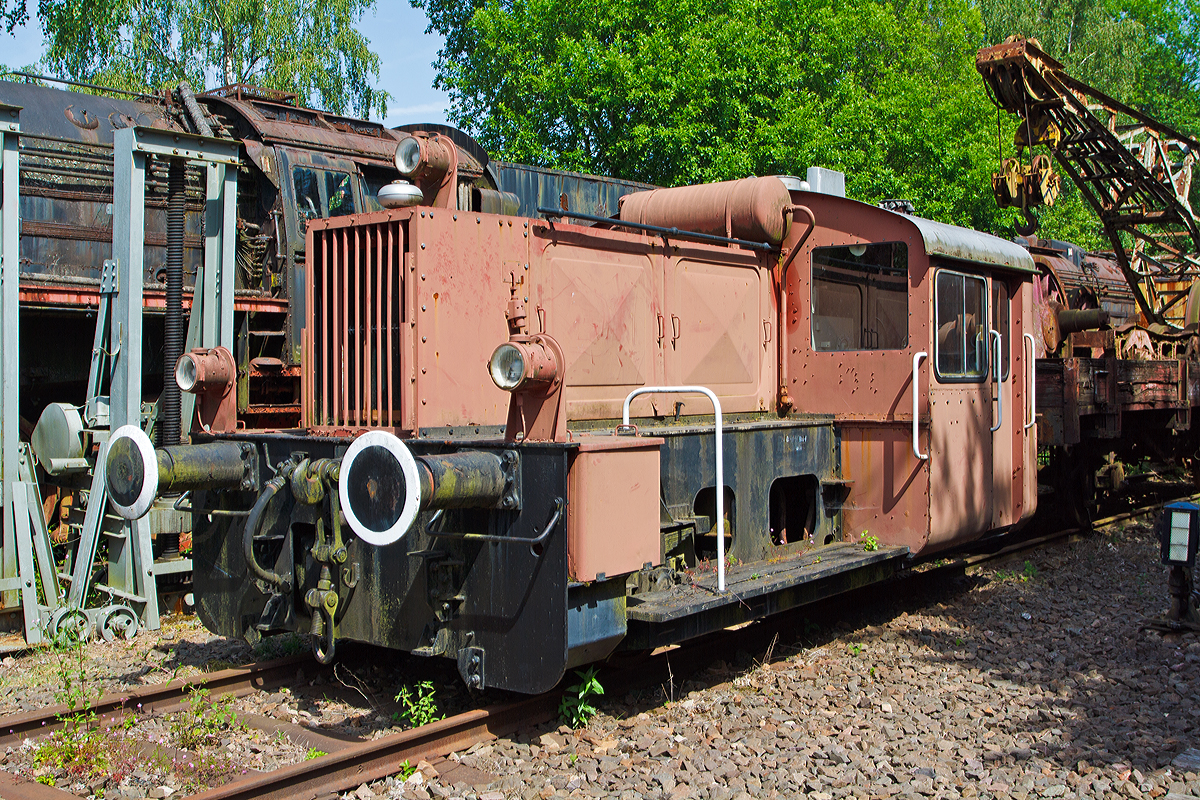 
Die ex DB 322 172-8, ex DB 321 168-7, ex DB Köf 6139, am 09.06.2014 im Dampflok-Museum Hermeskeil. 

Die Köf II wurde 1952 bei Gmeinder unter der Fabriknummer  4688 gebaut und als Köf 6139 an die Deutsche Bundesbahn geliefert, 1968 erfolgte die Umbezeichnung in DB 321 168-7. Nach dem Umbau (Einbau einer Druckluftbremse) erfolgte 1973 die Umbezeichnung in DB 322 172-8, bereits 1987 wurde sie bei der DB ausgemustert. 