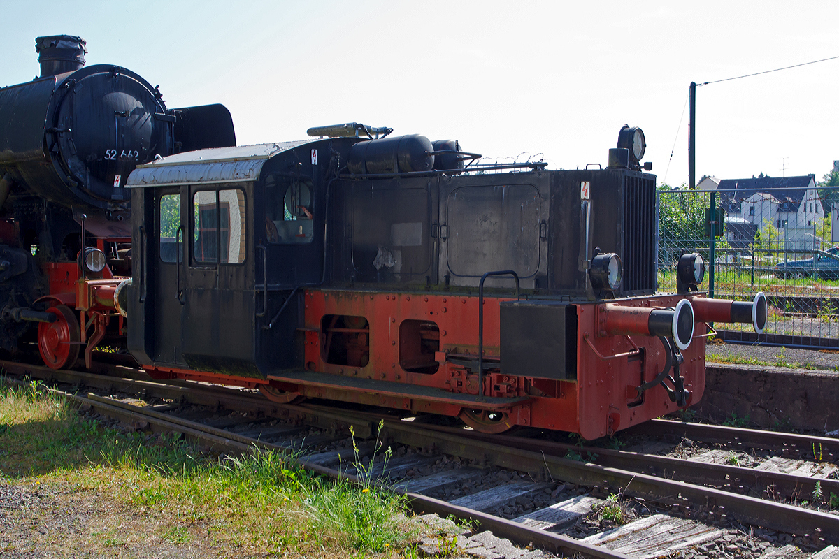 
Die ex DR 310 309-8, ex DR 100 309-4, ex DR Kö 4309, am 09.06.2014 im Dampflok-Museum Hermeskeil.

Die Kö II wurde 1934 von der BMAG (Berliner Maschinenbau AG) unter der Fabriknummer 10208 gebaut und an die DRG (Deutsche Reichsbahn-Gesellschaft) als Kö 4309 geliefert. Nach dem Krieg blieb sie im Osten. Nach dem neuen EDV-Nummernplan wurde sie zum 01.06.1970 in DR 100 309-4 umgezeichnet. Nach der Wiedervereinigung erfolgte zum 01.01.1992 noch die Umzeichnung in DR 310 309-8, sie wurde aber bereits zum 17.06.1992 dann ausgemustert und an Tunnelbau Greuter GmbH in Saarlouis verkauft. 1995 wurde von Herrn Falz (Dampflok-Museum Hermeskeil) gekauft.

Als Kleinlokomotiven werden Lokomotiven von geringer Größe und geringer Antriebsleistung für leichte Rangieraufgaben auf Bahnhöfen und Industriebahnen bezeichnet. Der Antrieb erfolgt meist über einen Dieselmotor (ö), teils aber auch Dampfmaschine (d), Otto- (b) oder Elektromotor (s).
Die Deutschen Reichsbahn beschaffte nach Erprobung verschiedener Versuchslokomotiven ab 1933 über 1000 Kleinlokomotiven unterschiedlicher Leistung vereinheitlicher Bauart.
In der Schweiz werden Kleinlokomotiven als Traktoren bezeichnet.

Typisch für die Kleinlokomotive der Reichsbahnbauart war das tiefliegende Führerhaus an einem Ende der Lok, dessen Boden nur 560 mm über der Schienenoberkante lag und über nur eine Stufe zu erreichen war mit seinen offenen, nur durch ein Segeltuch gegen Witterungseinflüsse zu verschließenden Seitenwänden. Die geringe Bauhöhe erlaubte es, die Lok auf einen konventionellen Flachwagen zu verladen und so zum Beispiel ohne Behinderung des übrigen Verkehrs aufgrund der geringen Höchstgeschwindigkeit zum Ausbesserungswerk zu schaffen.

Der ab dem 1. Juli 1970 geltende Nummernplan der Deutschen Reichsbahn fasste die bereits vorhandenen Kleinlokomotiven unter der Baureihe 100, also im normalen Nummernraum der Verbrennungslokomotiven, zusammen. Die Lokomotiven der Leistungsgruppe I wurden in die Unterbaureihe 100.0 eingeordnet, die Lokomotiven der Leistungsgruppe II in die Unterbaureihen 100.1–100.9

Technische Daten:
Spurweite: 1435 mm
Achsfolge:  B
Länge über Puffer: 6.000 mm
Dienstgewicht: ca.15 t
Motorleistung: 120 PS 
Leitungsübertragung: mechanisch (vom Getriebe über Rollenkette auf die Achsen)
Höchstgeschwindigkeit: 30 km/h 