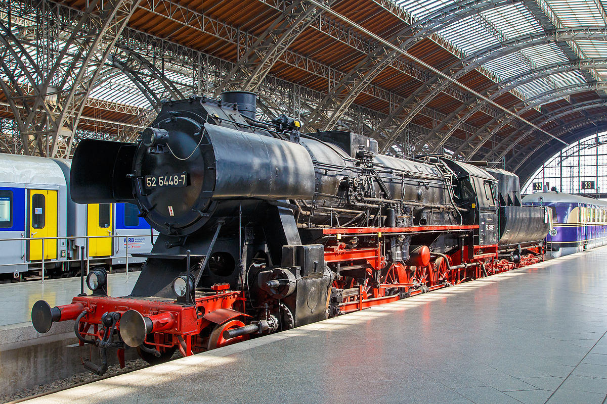 
Die ex DR 52 5448-7 (seit 1992 im eigentum der EMBB - Eisenbahnmuseum Bayrischer Bahnhof e.V.) ausgestellt im Leipziger Hauptbahnhof auf dem Museumsgleis bzw. Traditionsgleis den Gleis 24, hier am 21.05.2016. 

Die 52 5448 mit einen Barrenrahmen wurde 1943 von Schichau-Werke in Elbing unter der Fabriknummer 3726 gebaut, sie war die letzte BR 52 mit Altbaukessel im Planbetrieb der DR. Seit 1959 hat sie einen Mischvorw�rmer und Achslagerstellkeile.
