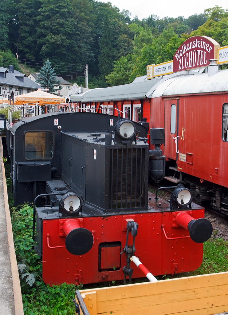 
Die ex DRG Kb 4632, ex DR 100 632-9 (eine Kleinlokomotiven der Leistungsgruppe II), am 26.08.2014 als Denkmallok am Zughotel Wolkenstein. 

Die Lok wurde 1934 von der Berliner Maschinenbau AG (BMAG, vorm. Schwarzkopf) unter der Fabriknummer 10286 gebaut und  als Kb 4632 an DRG (Deutsche Reichsbahn-Gesellschaft) ausgeliefert, 1970 erfolgte die Umzeichnung in DR 100 632-9. Nachdem die Lok 1976 bei der DR ausgemustert wurde kam sie zum VEB Baukombinat Dresden, Plattenwerk Bautzen (ab 1990 Bebau Bautzen GmbH) als Lok 1 bis sie 2000 an OSEF - Ostsächsische Eisenbahnfreunde e. V in Löbau ging. Seit 2004 ist sie nun beim Zughotel Wolkenstein. 

Technische Daten: 
Spurweite: 1.435 mm 
Leistung: 80 PS 
Lokgewicht: 14,9 t 
Höchstgeschwindigkeit: 30 km/h 
Antrieb: Wie die Bezeichnung Kb aussagt handelt es sich um eine( K =) Kleinlok mit  (b =) Benzinmotor. Ob sie heute noch einen Benzinmotor besitzt ist fraglich (viele Kb´s erhielten später en Jahren einen Dieselmotor. Die Leistungsübertragung erfolgte vom Motor auf ein Wendegetriebe über Rollenketten auf die beiden Achsen.