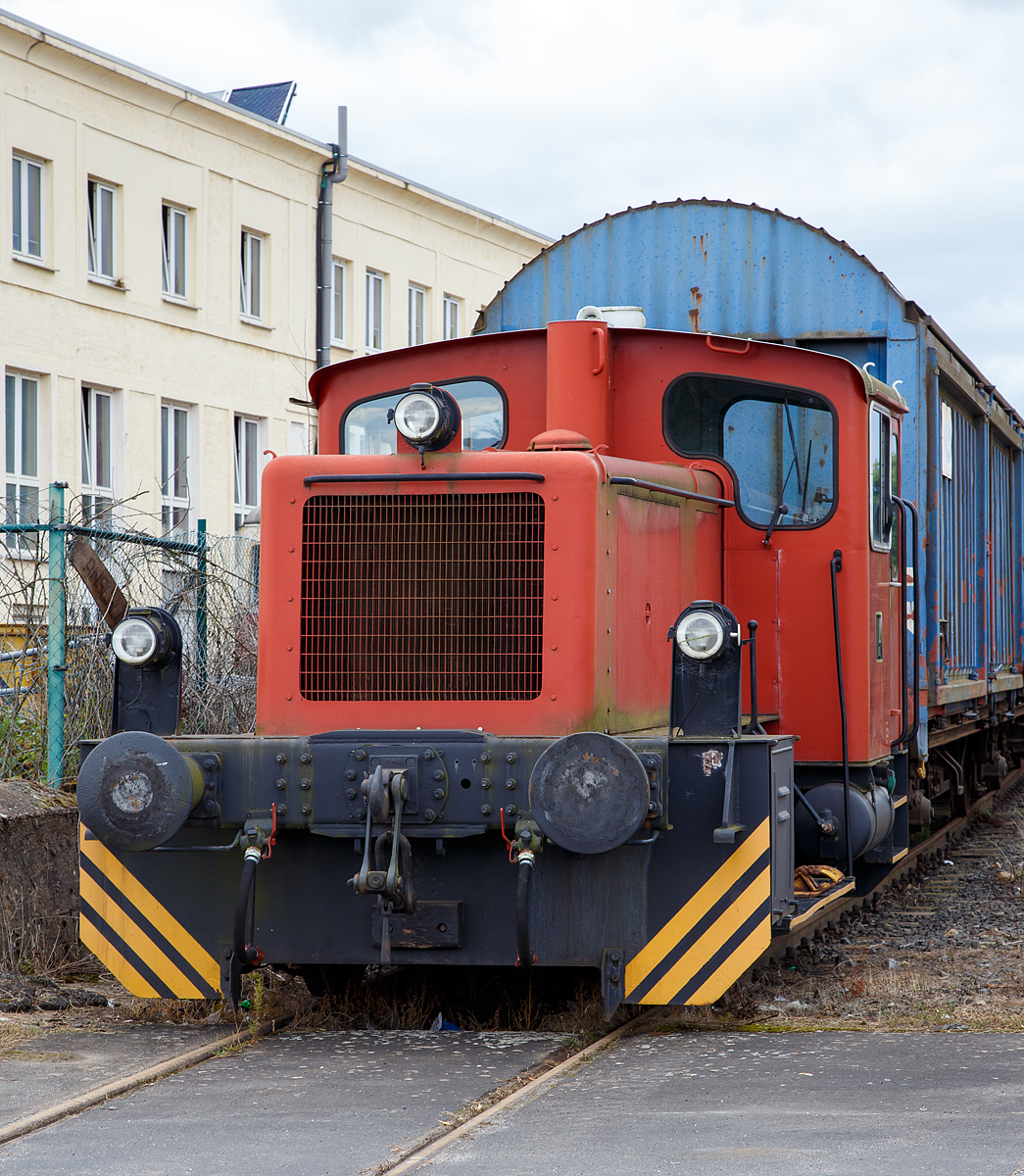 
Die ex KBL V21 der Kleinbahn Leeste e. V, ex DB 332 032-2, ex DB Köf 11 032, am 02.10.2016 beim Tag der offenen Tür der BLE Butzbach-Licher Eisenbahnfreunde e. V. in Butzbach.

Die Köf III (Köf 11) wurde 1963 bei Arnold Jung Lokomotivfabrik GmbH, Jungenthal bei Kirchen an der Sieg unter der Fabriknummer 13574 gebaut und als Köf 11 032 an die DB - Deutsche Bundesbahn geliefert. Mit der Einführung des EDV-Nummernschemas wurde sie 1968 in DB 332 032-2 ungezeichnet, als diese fuhr sie bis zur Ausmusterung bei der DB 1999 (BW Gießen). Im Jahr 200n ging sie an die Firma Hartsteinwerk Johannes Düro GmbH in Taben-Rodt (Saar).  Im Jahre 2006 ging sie dann an die KBL - Kleinbahn Leeste e. V., Weyhe-Leeste  als V 21 und beireits 2008 an die Eisenbahnbedarf Bad Nauheim.