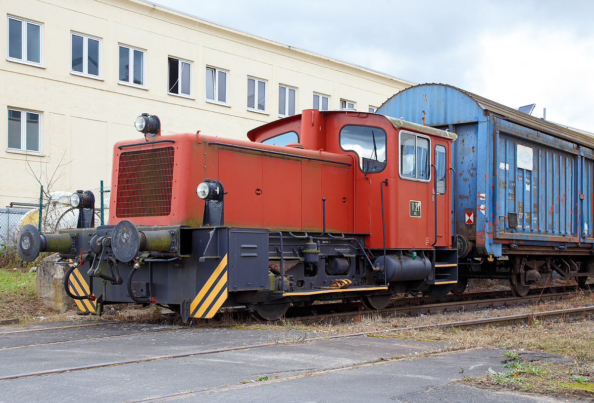 
Die ex KBL V21 der Kleinbahn Leeste e. V, ex DB 332 032-2, ex DB Köf 11 032, am 02.10.2016 beim Tag der offenen Tür der BLE Butzbach-Licher Eisenbahnfreunde e. V. in Butzbach.

Die Köf III (Köf 11) wurde 1963 bei Arnold Jung Lokomotivfabrik GmbH, Jungenthal bei Kirchen an der Sieg unter der Fabriknummer 13574 gebaut und als Köf 11 032 an die DB - Deutsche Bundesbahn geliefert. Mit der Einführung des EDV-Nummernschemas wurde sie 1968 in DB 332 032-2 ungezeichnet, als diese fuhr sie bis zur Ausmusterung bei der DB 1999 (BW Gießen). Im Jahr 200n ging sie an die Firma Hartsteinwerk Johannes Düro GmbH in Taben-Rodt (Saar).  Im Jahre 2006 ging sie dann an die KBL - Kleinbahn Leeste e. V., Weyhe-Leeste  als V 21 und beireits 2008 an die Eisenbahnbedarf Bad Nauheim.

Die Firma Gmeinder entwickelte und lieferte 1959 und 1960 acht Prototypen diese erhielten die vorläufigen Bezeichnungen Köf 10 (Höchstgeschwindigkeit 30 km/h) und Köf 11 (Höchstgeschwindigkeit 45 km/h). Köf steht für Kleinlok mit Öl-(Diesel-)Motor und Flüssigkeitsgetriebe - vor dem Krieg gab es in den Leistungsgruppen I und II. Die Prototypen der Leistungsgruppe III unterschieden sich zu Vergleichszwecken in ihren Motoren und Getrieben und wurden von der Bundesbahn ausgiebig getestet.
Für die Serienloks mit der Bezeichnung Köf 11 entschied man sich für den Dieselmotor RHS 518A der Motorenwerke Mannheim mit einer Nennleistung von 177 kW (240 PS) und das hydraulische Wendegetriebe L213U von Voith. Hinter dem Wendegetriebe erfolgte die Kraftübertragung auf die Räder mit Hilfe von Rollenketten. Insgesamt 317 Loks dieser Ausführung erhielten bei der Umstellung auf ein computergerechtes Nummernsystem 1968 die Baureihenbezeichnung 332, die drei langsameren Prototypen der Baureihe Köf 10 erhielten die Baureihenbezeichnung 331. 

Noch während der laufenden Produktion der Köf 11 entwickelte Gmeinder die Kleinloks der Lg III weiter. Wesentliches Unterscheidungsmerkmal der 1965 vorgestellten Köf 12 001 war der erstmals bei einer Kleinlok verwendete Gelenkwellenantrieb (anstelle der Rollenkette), der verschiedene Vorteile bei der Kraftübertragung bot – äußerlich blieb die Konstruktion unverändert. Die Köf 12  wurde 1968 zur Baureihe 333.

Technische Daten:
Achsformel : B 
Spurweite: 1435 mm
Länge über Puffer: 7.830 mm
Achsabstand: 2.800 mm
Dienstmasse (2/3 Vorräte): 22 t 
Dieselkraftstoff: 300 l
Motor: 8-Zylinder-MWM-Dieselmotor RHS 518 A
Leistung:  177 kW (240 PS)
Getriebe: Voith  L213U
Kraftübertragung: Rollenketten (Vom Getriebe auf die Räder)
Höchstgeschwindigkeit: 45 km/h 
Anfahrzugkraft: 83,4 kN