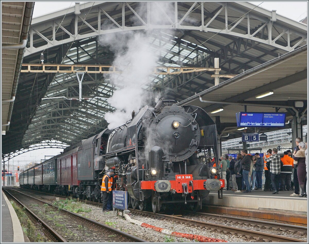 Die (ex) SNCF 141 R 568 der L'Association 141 R 568 mit dem Train Chasse beim Halt in  Lausanne; leider ausgerechte vor dem  Gleise ¨überschreiten verboten - Schild. 

26. Okt. 2024