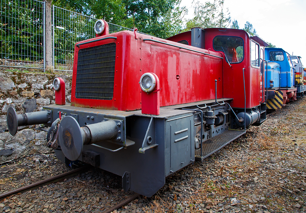 
Die ex V 332 01 (98 80 3332 189-0 D-EMN) der EMN Eisenbahnbetriebe Mittlerer Neckar GmbH (heute Transfer Kornwestheim GmbH), ex MWB V 242, ex DB 332 189-0 bzw. DB Köf 11 189, am 02.10.2016 beim Tag der offenen Tür der BLE Butzbach-Licher Eisenbahnfreunde e. V. in Butzbach.

Die Köf III (Köf 11) wurde 1964 bei Arnold Jung Lokomotivfabrik GmbH, Jungenthal bei Kirchen an der Sieg unter der Fabriknummer 13802 gebaut und als Köf 11 189 an die DB - Deutsche Bundesbahn geliefert. Mit der Einführung des EDV-Nummernschemas wurde sie 1968 in  DB 332 189-0 ungezeichnet, als diese fuhr sie bis zur Ausmusterung bei der DB 1996. Im Jahr 1999 ging sie an die MWB - Mittelweserbahn GmbH in Bruchhausen-Vilsen  und wurde dort als V 242  bezeichnet, im gleichen Jahr ging sie aber noch zur EMN Eisenbahnbetriebe Mittlerer Neckar GmbH in Kornwestheim wo sie als V 332 01 (ab 2007 mit NVR-Nummer 98 80 3332 189-0 D-EMN) bis 2012 fuhr.

Die Firma Gmeinder entwickelte und lieferte 1959 und 1960 acht Prototypen diese erhielten die vorläufigen Bezeichnungen Köf 10 (Höchstgeschwindigkeit 30 km/h) und Köf 11 (Höchstgeschwindigkeit 45 km/h). Köf steht für Kleinlok mit Öl-(Diesel-)Motor und Flüssigkeitsgetriebe - vor dem Krieg gab es in den Leistungsgruppen I und II. Die Prototypen der Leistungsgruppe III unterschieden sich zu Vergleichszwecken in ihren Motoren und Getrieben und wurden von der Bundesbahn ausgiebig getestet.
Für die Serienloks mit der Bezeichnung Köf 11 entschied man sich für den Dieselmotor RHS 518A der Motorenwerke Mannheim mit einer Nennleistung von 177 kW (240 PS) und das hydraulische Wendegetriebe L213U von Voith. Hinter dem Wendegetriebe erfolgte die Kraftübertragung auf die Räder mit Hilfe von Rollenketten. Insgesamt 317 Loks dieser Ausführung erhielten bei der Umstellung auf ein computergerechtes Nummernsystem 1968 die Baureihenbezeichnung 332, die drei langsameren Prototypen der Baureihe Köf 10 erhielten die Baureihenbezeichnung 331. 

Noch während der laufenden Produktion der Köf 11 entwickelte Gmeinder die Kleinloks der Lg III weiter. Wesentliches Unterscheidungsmerkmal der 1965 vorgestellten Köf 12 001 war der erstmals bei einer Kleinlok verwendete Gelenkwellenantrieb (anstelle der Rollenkette), der verschiedene Vorteile bei der Kraftübertragung bot – äußerlich blieb die Konstruktion unverändert. Die Köf 12  wurde 1968 zur Baureihe 333.

Technische Daten:
Achsformel : B 
Spurweite: 1435 mm
Länge über Puffer: 7.830 mm
Achsabstand: 2.800 mm
Dienstmasse (2/3 Vorräte): 22 t 
Dieselkraftstoff: 300 l
Motor: 8-Zylinder-MWM-Dieselmotor RHS 518 A
Leistung:  177 kW (240 PS)
Getriebe: Voith  L213U
Kraftübertragung: Rollenketten (Vom Getriebe auf die Räder)
Höchstgeschwindigkeit: 45 km/h 
Anfahrzugkraft: 83,4 kN