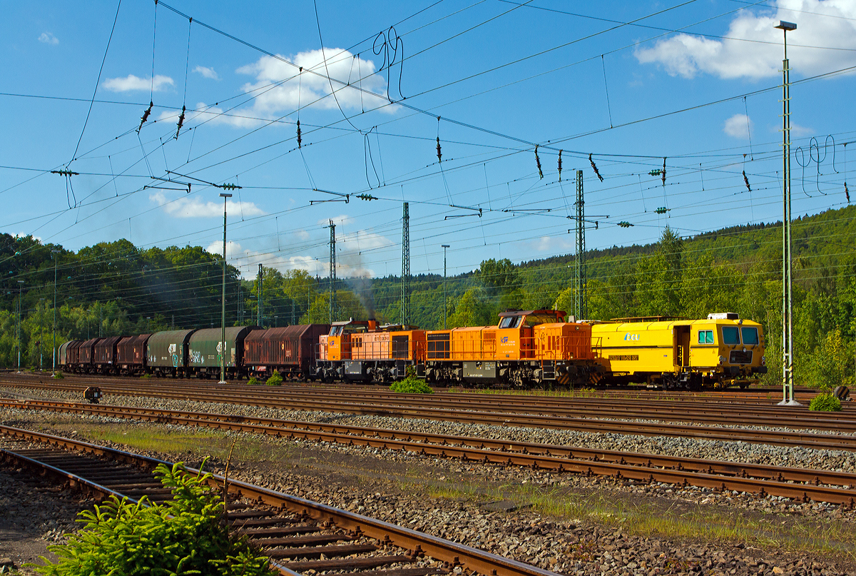 Die Fahrt des 2000 t-Coilzuges nach Herdorf beginnt...

Zwei Lok der KSW (Kreisbahn Siegen-Wittgenstein) Im Doppelpack, ziehen vorne Lok 46 die  MaK G 1700 BB-2 (92 80 1277 807-4 D-KSW) und dahinter Lok 42 die Vossloh MaK G 1700 BB (92 80 1277 902-3 D-KSW) der KSW (Kreisbahn Siegen-Wittgenstein) einen 2000 t schweren Coil-Güterzug am 16.05.2014 von Betzdorf/Sieg in Richtung Herdorf. 

Hier sieht man sehr gut die äußerlichen Unterschiede zwischen der MaK G 1700 BB (modifizierte MaK G 1206) und des Nachfolgers der MaK G 1700 BB-2 (komplett neu entwickelt). 
Innerlich gibt es auch einige Unterschiede u.a. die Motoren und Getriebe: die G 1700 BB hat MTU-Motor 12V4000R20 und ein Voith Getriebe L 5r4 zU2, dagegen hat die G 1700 BB-2 einen Caterpillar Motor 3512B-HD und ein Voith Getriebe L 620 reU2.