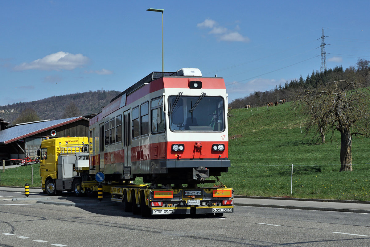 Die Fahrzeuge der Waldenburgerbahn verlassen ihre Heimat  während dem grössten Umbruch ihrer erfolgreichen Geschichte.
Mit grosser Wehmut erlebte ich am 8. April 2021 den sehr effizienten Verlad bei Bad Bubendorf, begleitet mit sehr vielen Fotografen von nah und fern sowie einem grossen Teil der ortsansässigen Bevölkerung. Für den Abtransport bis zum Auhafen bei Hüningen, wo die Waldenburgerli verschifft werden, standen zwei Sattelschlepper im permanenten Einsatz.
Ein weiteres Kapitel der Schweizer Bahngeschichte ist damit beendet.
Impressionen vom 8. März 2021.
Foto: Walter Ruetsch 
