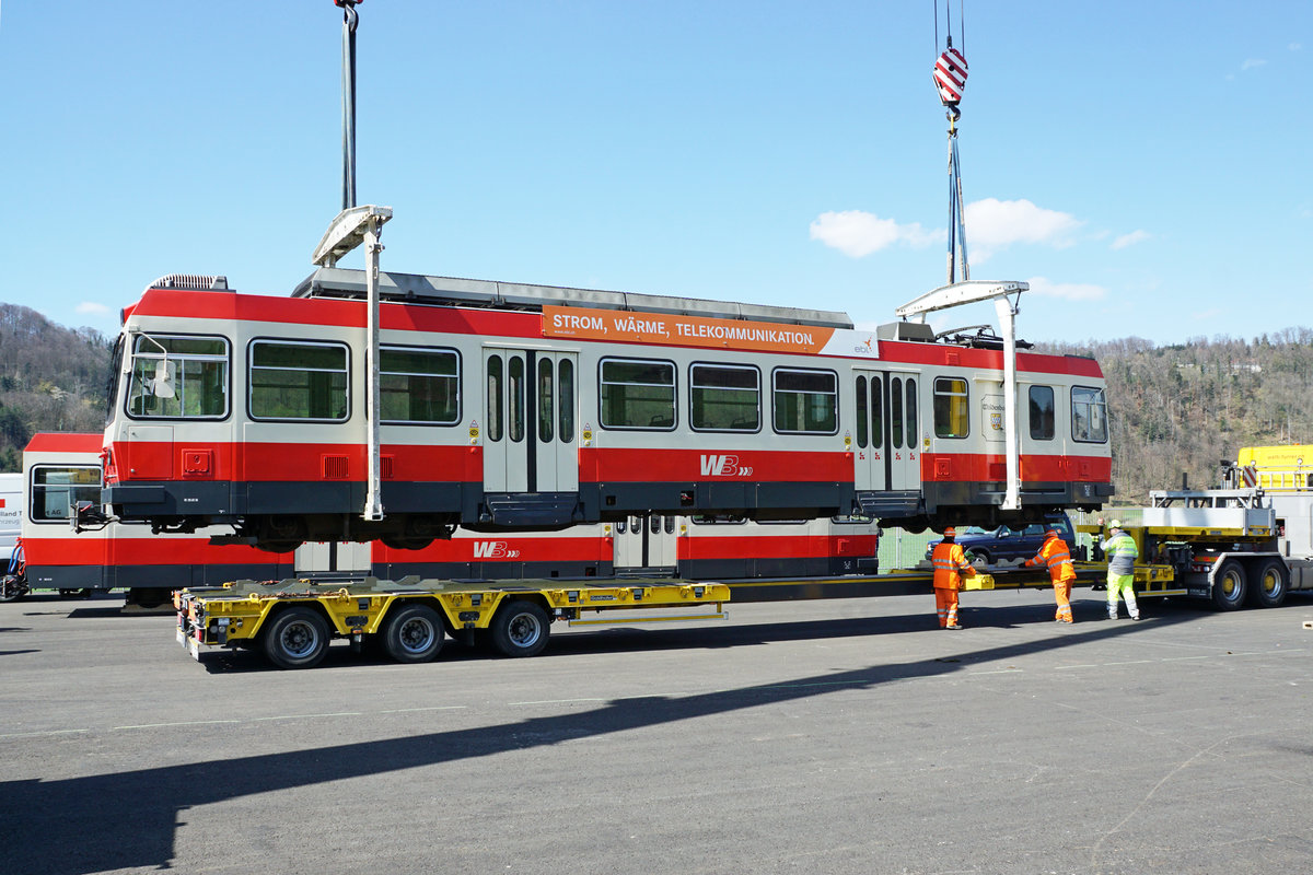 Die Fahrzeuge der Waldenburgerbahn verlassen ihre Heimat  während dem grössten Umbruch ihrer erfolgreichen Geschichte.
Mit grosser Wehmut erlebte ich am 8. April 2021 den sehr effizienten Verlad bei Bad Bubendorf, begleitet mit sehr vielen Fotografen von nah und fern sowie einem grossen Teil der ortsansässigen Bevölkerung. Für den Abtransport bis zum Auhafen bei Hüningen, wo die Waldenburgerli verschifft werden, standen zwei Sattelschlepper im permanenten Einsatz.
Ein weiteres Kapitel der Schweizer Bahngeschichte ist damit beendet.
Impressionen vom 8. März 2021.
Foto: Walter Ruetsch 
