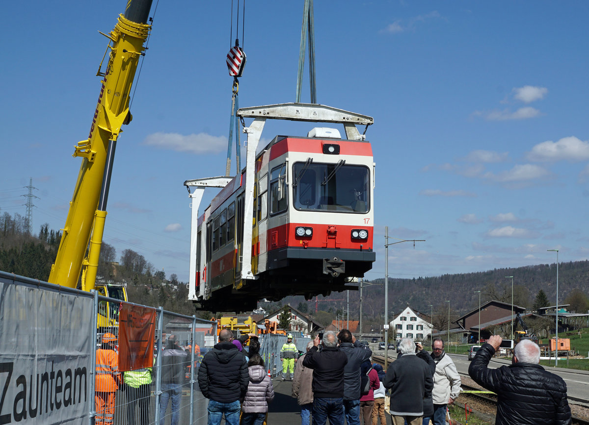 Die Fahrzeuge der Waldenburgerbahn verlassen ihre Heimat  während dem grössten Umbruch ihrer erfolgreichen Geschichte.
Mit grosser Wehmut erlebte ich am 8. April 2021 den sehr effizienten Verlad bei Bad Bubendorf, begleitet mit sehr vielen Fotografen von nah und fern sowie einem grossen Teil der ortsansässigen Bevölkerung. Für den Abtransport bis zum Auhafen bei Hüningen, wo die Waldenburgerli verschifft werden, standen zwei Sattelschlepper im permanenten Einsatz.
Ein weiteres Kapitel der Schweizer Bahngeschichte ist damit beendet.
Impressionen vom 8. März 2021.
Foto: Walter Ruetsch 