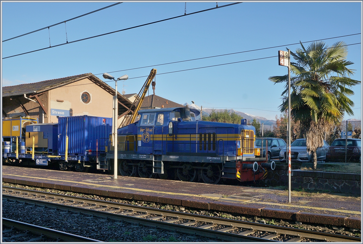 Die Fer 80srl Diesellok mit der Nummer IT-RFI 270014-9 steht in Stresa.
Die Lok wurde 1962 unter der Fabriknummer 30338 von Henschel als DH 850 D gebaut.

4. Dez. 2018
