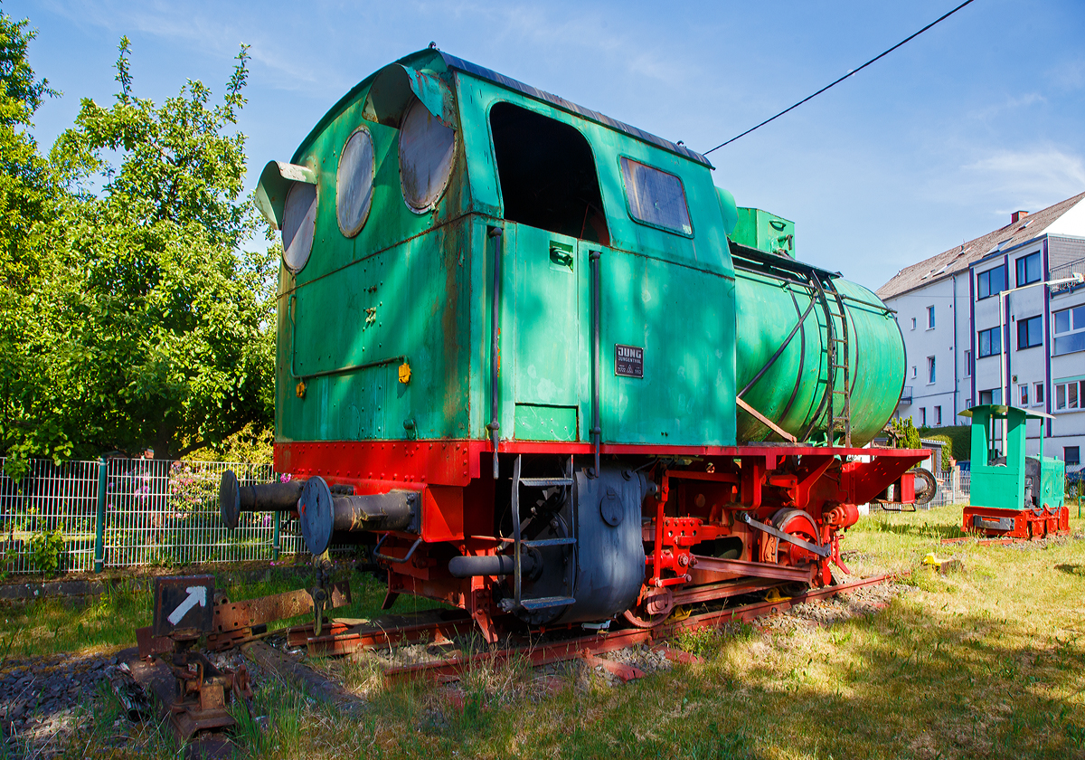 
Die Feuerlose Dampfspeicherlok Jung 11722 vom Typ Freia als Denkmallok am 31.05.2020 in Niederfischbach.

Die Lok wurde 1953 von Jung Jungenthal GmbH, Kirchen/Sieg unter der Fabriknummer 11722 gebaut und an die Glanzstoff-Courtaulds in Köln-Merheim geliefert, später ging sie an AKZO-Chemie GmbH in Köln-Niehl bis sie 1993 an einen Privatmann in Niederfischbach verkauft wurde.
Diese Jung Dampfspeicherloks vom Typ Freia haben die Achsfolge B, 250 PS Leistung und sind 33,1 t schwer.
