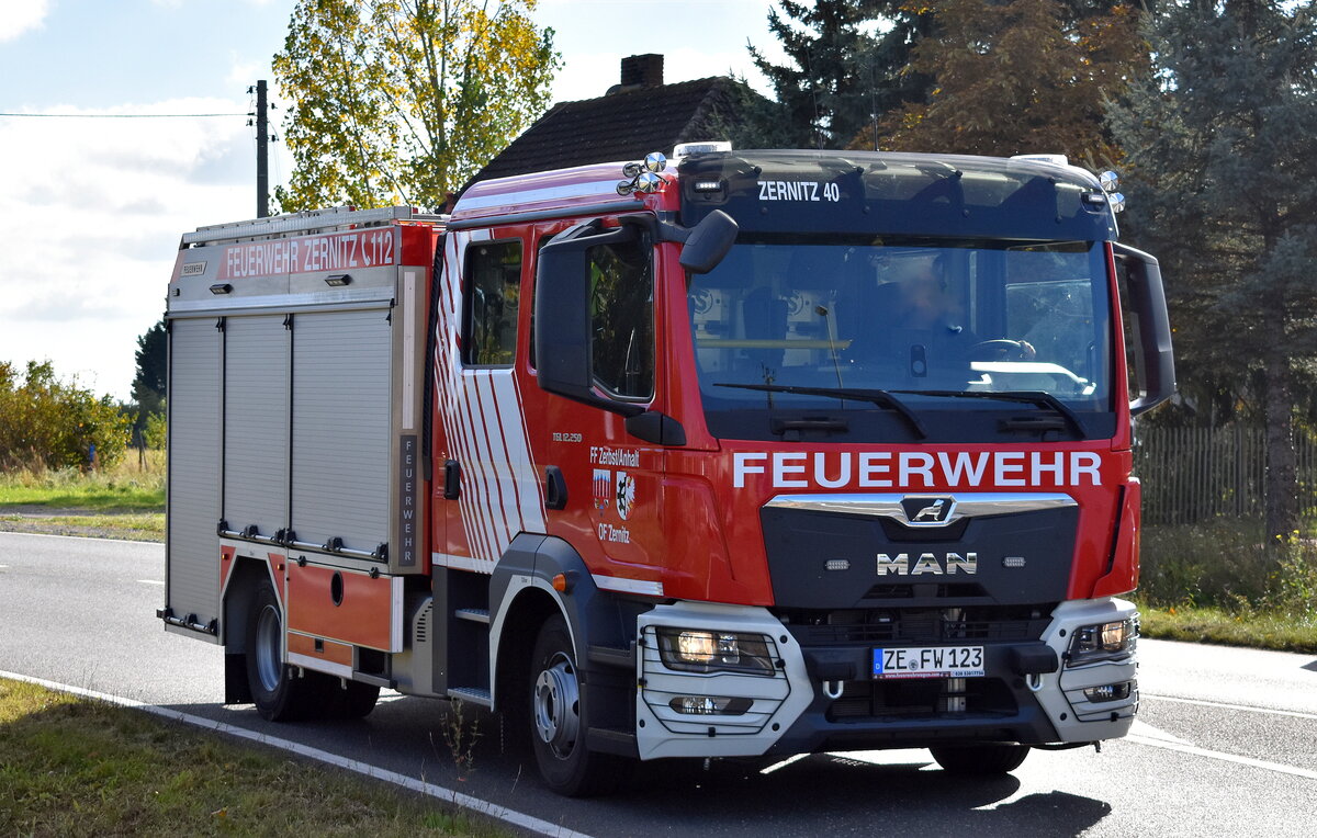 Die FF Zerbst/Anhalt OF Zernitz/Strinum (ZERNITZ 40) mit einem LHF auf Basis eines MAN TGL 12.250 am 13.10.25 Höhe Bahnübergang Rodleben.