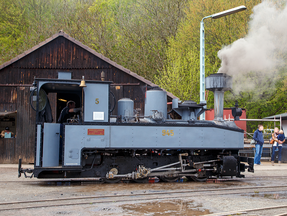 Die FGF Lok 5 eine Henschel  Brigadelok  ist am 01.05.2015 zur Saisoneröffnung im Feld- und Grubenbahnmuseum Fortuna in Solms-Oberbiel unter Dampf.

Von Diesen allgemein unter der Bezeichnung  Brigadelok  bekannten Dampflokomotiven wurde in mehr als 2500 Exemplaren für den Einsatz im 1. Weltkrieg gebaut. An der Westfront, der Ostfront und auf dem Balkan dienten die Maschinen zum Material- und Truppentransport. Tausende Kilometer Feldbahngleis in der Spurweite 600mm sind zu diesem Zweck verlegt worden. Zum Einsatz auf dem relativ leichten Feldbahngleis verfügt die Lok über vier gekuppelte Achsen, von denen die vordere und hintere als so genannte Klien-Lindner-Hohlachsen ausgebildet sind. Diese Achsen können sich in gewissen Grenzen dem Kurvenradius anpassen.

Diese Brigadelok wurde 1917 von Henschel in Kassel unter der Fabriknummer 14913 für die Heeresfeldbahn gebaut,  bekam die HF-Nummer 945 zugeteilt und wurde im Bereich der Westfront von der Heeresfeldbahn eingesetzt. Nach Kriegsende gelangte sie zusammen mit anderen Loks als Reparationsgut nach Großbritannien, wo sie Anfang der 20er Jahre ein portugiesischer Plantagenbesitzer kaufte. Er setzte die Maschinen auf seinen Zuckerrohrplantagen in Mozambique (südliches Afrika) ein. Durch den Ausbruch des Bürgerkrieges 1974 kam der Betrieb zeitweise zum Erliegen und die Lokomotive wurde außer Dienst gestellt. Ende der 90er Jahre kam sie in den Besitz eines englischen Dampfmaschinen-Händlers, der die meisten Loks zum Verkauf anbot. So konnte der Förderverein Fortuna im Mai 2000 die Lok erwerben. 

2004 hatte eine Arbeitsgruppe mit der Zerlegung und äußeren Aufarbeitung der historisch wertvollen Maschine begonnen. Bis 2008 wurden Rahmen, Fahrwerk und Wasserkästen komplett überholt und das Führerhaus neu gebaut. Ein neuer Kessel konnte durch Spendengelder und einen Zuschuss des Hessischen Museumsverbandes finanziert gefertigt werden. Nach der TÜV-Abnahme wurde er 2009 auf das Fahrgestell gesetzt und die noch fehlenden Aufbauten angefertigt und montiert. Die erste Inbetriebnahme erfolgte 2010 mit TÜV-Abnahme für den Personenverkehr im November.

Konstruktive Merkmale

Die Lokomotive verfügte über einen genieteten Außenrahmen. Die Endradsätze der Maschinen sind, für die bessere Kurvengängigkeit, als Klien-Lindner-Hohlachsen ausgeführt. Der Dampfdom sitzt in der Mitte des Langkessels. Am Dampfdom sind die beiden Sicherheitsventile angebracht. Rechts außen am Dampfdom befindet sich der einfache Flachschieberregler. Die Lokomotiven verfügten über unterschiedliche Schornsteinbauarten. 

Das außenliegende Zweizylinder-Nassdampftriebwerk mit Flachschiebern trieb den dritten Radsatz an. Die Stephenson-Steuerung ist außenliegend. Die Radsätze werden durch obenliegende Blattfederpakete abgefedert. Die ersten beiden und die hinteren beiden Federpakete sind mittels Ausgleichhebel verbunden.

Die Lokomotive verfügt über einen Wasserkasteninhalt von 1,1 m³ und 0,7 t Kohle. Die Vorräte sind zu beiden Seiten des Kessels angeordnet. Die Wasserkästen reichten bis zur Rauchkammerfront. Die runden Sandkästen befinden sich vor und hinter dem Dampfdom. Die Maschinen verfügt über eine Handbremse.

Technische Daten:
Spurweite: 600 mm
Bauart:  Dn2t
Gattung:  K 44.3
Leistung: 75 PS
Dienstgewicht: 13 t
Höchstgeschwindigkeit: 15 km/h
Länge über Puffer:  5.885 mm 
Gesamtradstand: 2.260 mm 
Zugkraft:  2.075 kg
Treibraddurchmesser: 	600 mm
Steuerungsart:  Stephenson
Zylinderanzahl: 	2
Zylinderdurchmesser: 	240 mm
Kolbenhub: 240 mm
Kesselüberdruck: 15 bar
Anzahl der Heizrohre: 	43
Rostfläche: 0,425 m2
Heizfläche: 16,25 m2
Zustand: 	betriebsfähig
