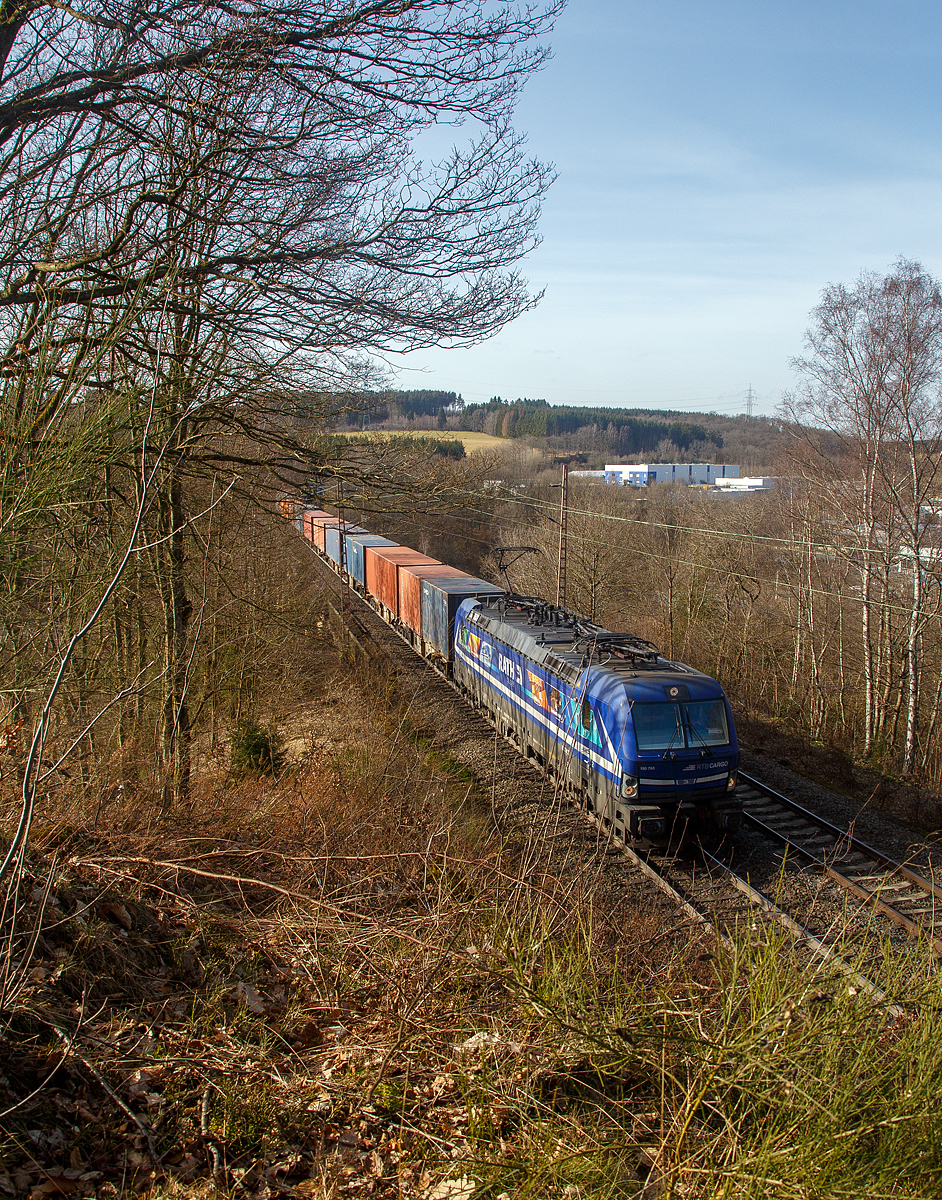 Die Fotostelle hatte ich mir persönlich besser vorgestellt. Der Hang war, bedingt durch Borkenkäferbefall, auch abgeholzt und es sah von unten für mich gut aus. So ging es den steilen Hang (min. 80% Steigung)  hinauf....
Die für die RTB CARGO fahrende 193 793-7 (91 80 6193 793-7 D-ELOC) der  ELL Germany GmbH (European Locomotive Leasing) fährt am 23.02.2021 mit einem Containerzug über den Rudersdorfer Viadukt in Richtung Süden.

Die Siemens Vectron MS - 6.4 MW wurde 2018 von Siemens in München unter der Fabriknummer 22525 gebaut. Sie hat die Zulassungen für D/A/H/PL/CZ/SK/RO/NL.