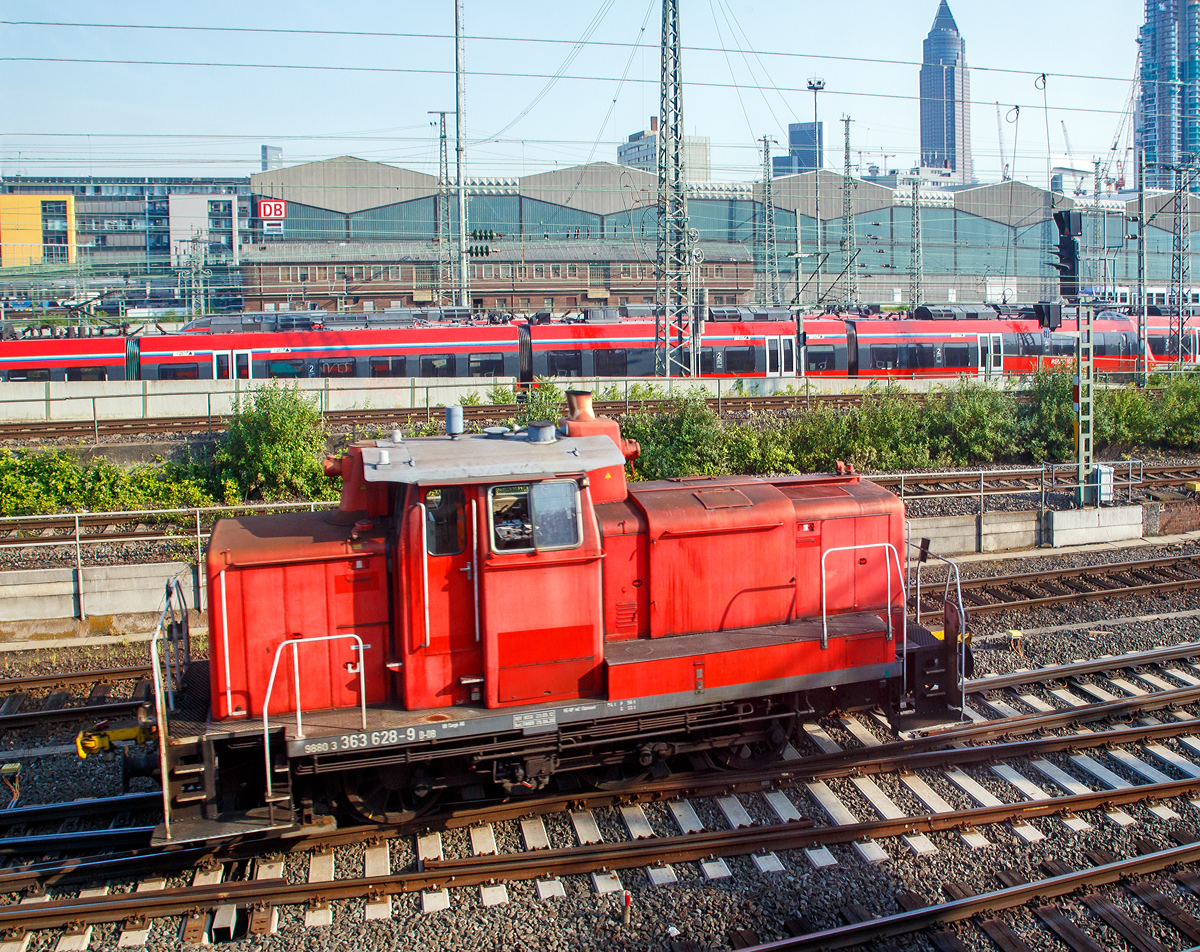 Die Frankfurter 363 628-9 (98 80 3363 628-9 D-DB) der DB Cargo AG rangiert am 04.06.2019 im beim Hbf Frankfurt am Main. Aufnahme aus dem Zug heraus.

Die V60 der schweren Ausführung wurde 1959 von MaK unter der Fabriknummer 600217 als DB V 60 628 gebaut, 1968 erfolgte die Umzeichnung in DB 261 628-2.  Zum 01.10.1987 wurde sie, wie alle V60, zur Kleinlok und somit zur DB 361 628-1. Im Jahr 1987 erfolgte der Umbau bzw. die Ausrüstung mit Funkfernsteuerung und sie wurde dadurch zur DB 365 628-7. Die remotorisierung mit einem neuen CAT 3412E DI-TTA Motor erfolgte 2004 und sie wurde nun zur heutigen 363 628-9.