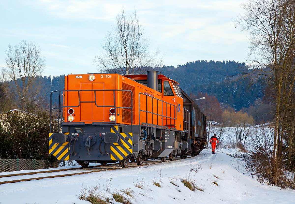 
Die frisch revidierte Lok 42 (92 80 1277 902-3 D-KSW) der Kreisbahn Siegen-Wittgenstein (KSW), eine Vossloh MaK G 1700 BB, am 27.01.2017 mit einem beladenen Coil-Güterzug (Teleskophaubenwagen der Gattung Shimmns 2) in Neunkirchen-Salchendorf kurz vor dem Bü Wildener Str., hier geht es gleich in der Steilstrecke und der Spitzkehre zum Pfannenberg hinauf. 

Dort oben wo früher (bis 1962) die  Eisenerzgrube  Pfannenberger Einigkeit  befand werden die Blechcoils zu Spaltband, Tafeln und anderen Produkten weiter verarbeitet, der Versand erfolgt dann leider per LKW´s. 
