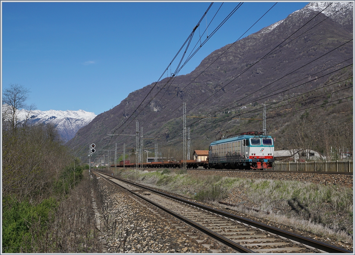 Die FS 652 075 hat mit ihrem Güterzug in Premosello-Chiovenda  von der  Novara-Strecke  (die im Vordergrund zu sehen ist) auf die Milano-Strecke gewechselt und fährt nun Richtung Arona. 

8. April 2019
