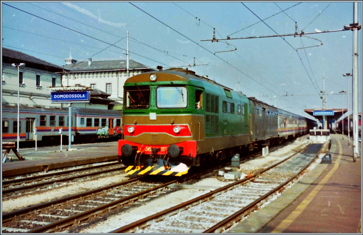 Die FS D 345 1117 (und ihr Heizwagen) sind nun mit ihrem Zug nach nach Novara zur Abfahrt bereit.

Analogbild von Domodossola vom März 1997