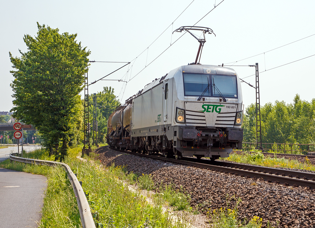 
Die f�r die SETG - Salzburger Eisenbahn Transportlogistik GmbH (Salzburg) fahrende 193 831-5 (91 80 6193 831-5 D-ELOC), eine Siemens Vectron AC der Europesold to Locomotive Leasing (Wien), f�hrt am 03.07.2015 mit einem Kesselwagenzug, zwischen Neuwied und Leutesdorf, auf der Rechten Rheinstrecke in Richtung Norden.

Die Siemens Vectron AC wurde 2014 von Siemens Mobilitiy in M�nchen unter der Fabriknummer 21844 gebaut.

Die Lok mit einer Leistung von 6,4 MW hat eine H�chstgeschwindigkeit 160 km/h und die Zulassungen f�r D, A und H