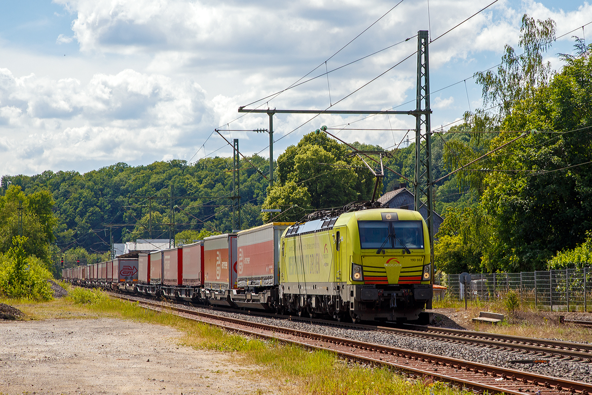 Die f�r die TX Logistik AG fahrende Siemens Vectron MS 193 553-5 (91 80 6193 553-5 D-ATLU) der Alpha Trains Luxembourg s.�.r.l. f�hrt am 12.06.2020, mit dem langen KLV-Zug aus Verona Quadrante Europa, via Kornwestheim Ubf, nach Kreuztal, durch Brachbach (Sieg) in Richtung Siegen bzw. Kreuztal.

Die Vectron MS wurde 2016 von Siemens in M�nchen unter der Fabriknummer 22190 gebaut und an die Alpha Trains Luxembourg s.�.r.l. geliefert.  Diese Vectron Lokomotive ist als MS – Lokomotive (Multisystem-Variante) mit 6.400 kW konzipiert und zugelassen f�r Deutschland, �sterreich und Italien, sie hat eine H�chstgeschwindigkeit von 160 km/h. So ist es m�glich ohne Lokwechsel von Verona, via Brenner nach Kreuztal zu fahren.
