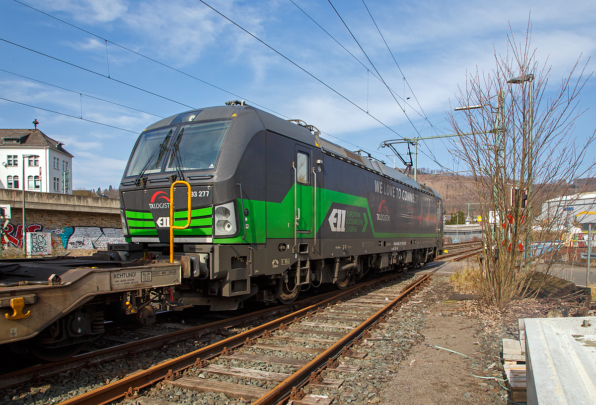 Die für die TX Logistik AG (Troisdorf) fahrende Vectron AC der ELL - European Locomotive Leasing 193 277 „We love to Connect“ (91 80 6193 277-1 D-ELOC), fährt am 16.03.2021 mit einem KLV-Zug über die Siegstrecke (KBS 460) durch Niederschelden in Richtung Siegen.

Die Siemens Vectron AC  wurde 2018 von Siemens Mobilitiy in München-Allach unter der Fabriknummer 22162 gebaut. Diese Vectron Lokomotive ist als AC – Lokomotive (Wechselstrom-Variante) mit 6.400 kW konzipiert und zugelassen für Deutschland, Österreich und Ungarn (D/A/H).
