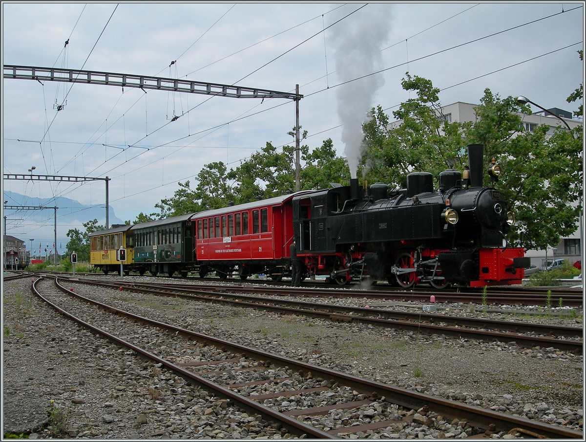 Die G 2x 2/2 105 mit einem bunten CEV/RhB Wagenpark in Vevey.
27. Juli 2014
