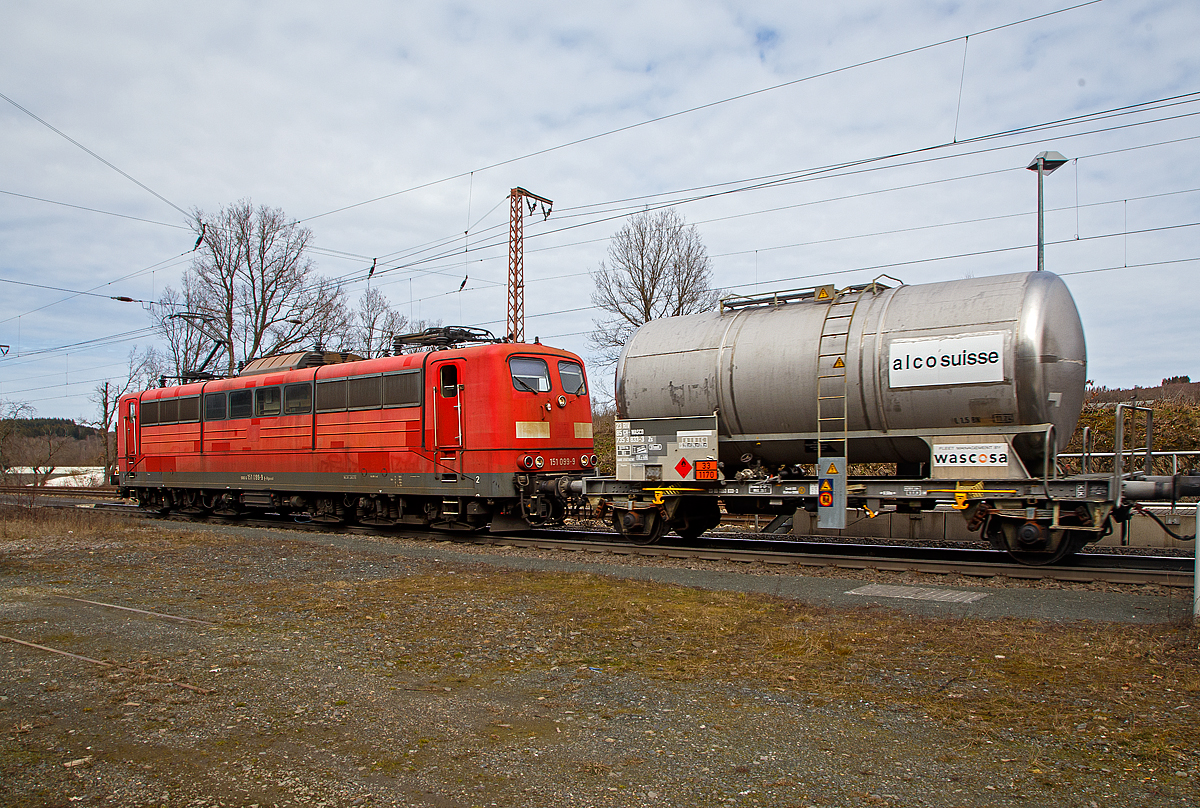 Die den gemischten Güterzug der DB Cargo 185 073-4 nachschiebende an die DB Cargo AG vermietete Railpool 151 099-9 (91 80 6151 099-9 D-Rpool), am 20.03.2021 durch Rudersdorf (Kr. Siegen) über die Dillstrecke (KBS 445) in südlicher Richtung. Später fuhr die 151 099-9 als Lz wieder in Richtung Kreuztal retour.

Ein Nachschiebetriebfahrzeug wird es dann geführt, wenn die Belastung des Zughakens des ziehenden Triebfahrzeuges nicht ausreicht. Dann schiebt eine zweite Lokomotive den Güterzug zusätzlich an. Dieser Einsatz erfordert einen Triebfahrzeugführer auf jeder Lok.

Die 151 099-9 wurde 1976 von Krupp unter der Fabriknummer 5349 gebaut und an die Deutsche Bundesbahn geliefert. Bis 31.12.2016 gehörte sie zur DB Cargo AG. Zum 01.01.2017 wurden je 100 sechsachsige elektrische Altbau-Lokomotiven der Baureihen 151 und 155 an ein Konsortium aus dem Lokvermieter Railpool verkauft. Die DB Cargo mietet daraufhin 100 Loks von Railpool wieder an. Die anderen Maschinen werden dem freien Markt angeboten.