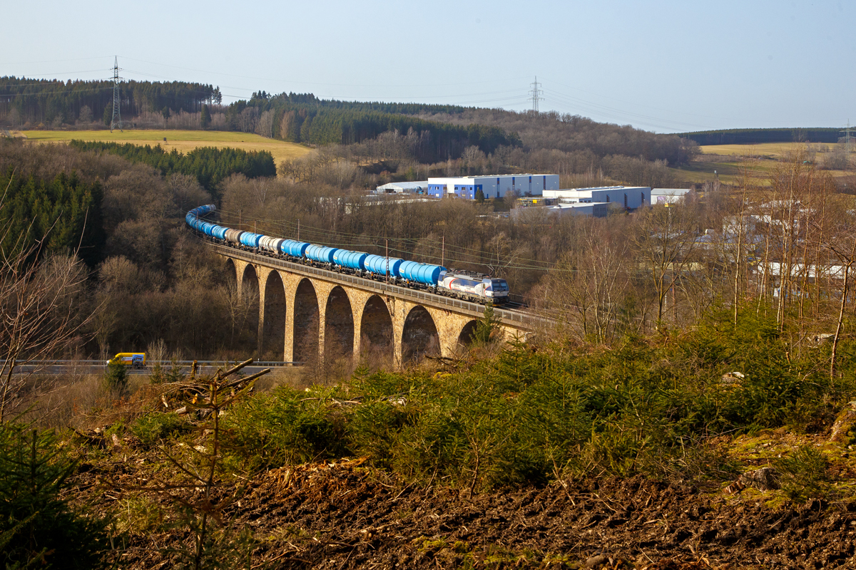 Die gestrige Fotostelle war nicht ideal, ich h�tte noch h�her gehen m�ssen, war mir aber zu anstrengend. So hatte ich es heute den Zugang aus der entgegensetzte Richtung gesucht und gefunden.....
Die f�r die �SSK Cargo fahrende Siemens Vectron MS 383 203-7 (91 56 6383 203-7 SK-RAILL) der S Rail Lease s.r.o. (Bratislava, Slowakei) f�hrt am 24.02.2021 mit einem Kesselwagenzug den Rudersdorfer Viadukt in Richtung S�den (Dillenburg bzw. Frankfurt am Main).

Die Siemens Vectron MS - 6.4 MW wurde 2018 von Siemens in M�nchen unter der Fabriknummer 22384 gebaut. Sie hat die Zulassungen f�r D/A/H/CZ/SK/PL/RO/HR/SI.