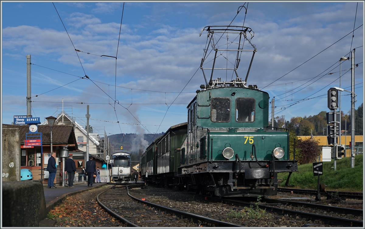 Die +GF+ Ge 4/4 75 der Blonay-Chamby Bahn wartet in Blonay auf die Abfahrt in Richtung Chamby. Das Bild ist eine (etwas weithergeholte) Erg�nzung zu Ollis sch�nem Haltestelleh�uschen auf der Siblinger H�he, verkehrte die Ge 4/4 75 doch fr�her auf den  Gleisen der Schaffhauser Strassenbahn.

31. Okt. 2021