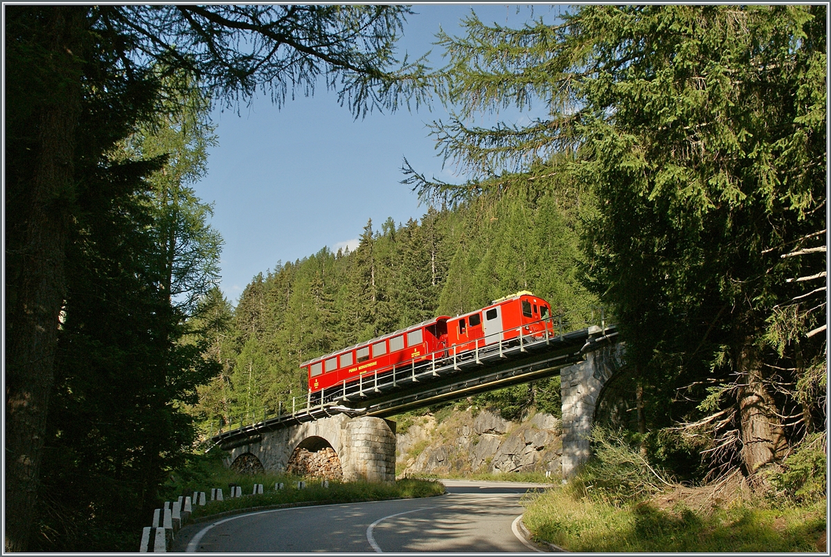 Die gleiche Stelle nochmals, aus einem anderen Blickwinkel am Morgen, als ein Tm einen Reisezugwagen in Richtung Furka schleppt. 

5. Oktober 2013
