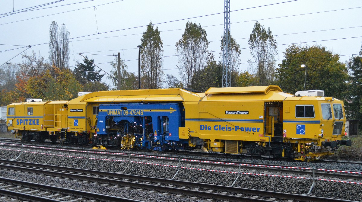 Die Gleisstopfmaschine P&T UNIMAT 09-475/4S (D-SPAG 99 80 9 124 016-3) der Spitzke Logistik im Einsatz am 22.10.14 Berlin-Blankenburg.