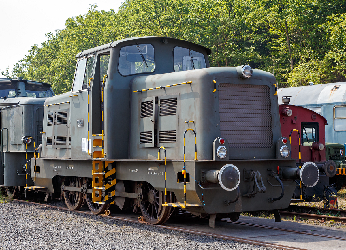 
Die Gmeinder 5044 eine Gmeinder Typ 400/440 PS eine ehemalige Diesel-Lokomotive der Bundeswehr  (Versorgungsnummer 2210-12-120-5653), am 05.07.2015 ausgestellt beim Erlebnisbahnhof Westerwald der Westerwälder Eisenbahnfreunde 44 508 e. V. hier war Museumstag.

Die Lok wurde 1958 als Einzelstück durch das damalige Bundesministerium für Verteidigung, Abt. XI , Koblenz, mit Beschaffungsauftrag XI D 04c/05/00288/08/56 für die Material-Übernahme-Gruppe Süd II in Crailsheim beschafft. Sie wurde von  Gmeinder & Co GmbH aus Mosbach (Baden) unter der Fabriknummer 5044 gebaut. Bei der Bundeswehr erhielt dieser Loktyp die Versorgungsnummer 2210-12-120-5653.

Am Standort Crailsheim (Gerätedepot) verblieb das Fahrzeug bis November 1984, dann wurde die Versetzung zum Munitionsdepot Walsrode verfügt, wo sie bis 2000 blieb. Im Jahr 2000 erfolgte die Überführung zum Munitionsdepot Dorsten – Wulfen, wo sie bis zum Fristablauf Mitte 2007 für die Rangieraufgaben in der weitläufigen Anlage des Munitionshauptdepots eingesetzt war. Am 29. Oktober 2007 verließ die Maschine per Straßentieflader das Munitionsdepot Dorsten in Richtung Moers zur Vossloh - Werkstatt um eine Hauptuntersuchung durchführen zu lassen. Doch diese geplante Maßnahme wurde nach der Befundung durch die Fachleute der VSFT aufgrund des Kosten-Nutzen-Verhältnisses durch den Güteprüfdienst der Bundeswehr gestoppt. Die Aussonderung der fünfzigjährigen Lokomotive wurde eingeleitet. Gleichzeitig wurde das Militärhistorische Museum Dresden über das Ausscheiden der Lok aus dem aktiven Dienst informiert, da nun ein weiterer Zeitzeuge des militärischen Eisenbahnwesens der Bundeswehr für eine museale Erhaltung verfügbar wurde. Am 02.09.2008 erfolgte die Übernahme durch das MHM Dresden. Die Lok wurde am 22.12.2008 in Moers verladen und am 23.12.2008 auf die Museumsgleise in Westerburg gestellt. Der Verein WEF 44 508 e.V. hat die Lok per Leihvertrag als Exponat für die Spezialsammlung Bundeswehr - Eisenbahnfahrzeuge im Erlebnisbahnhof Westerburg übernommen.

Die Gmeinder-Diesel-Lokomotive 400/440 PS ist eine dreiachsige Rangierdiesellokomotive mit hydraulischer Kraftübertragung und Stangenantrieb. Als Antriebsmotor dient ein wassergekühlte MAN-8-Zylinder-Dieselmotor W8V17.5/22 mit Aufladung, der eine Leistung von 440 PS erreicht. Diese Motorleistung wird über eine Dämpfungskupplung mit nachfolgender Gelenkwelle auf das VOITH-Flüssigkeits-Getriebe L 37 U übertragen. Diesem ist ein Zahnradgetriebe nachgeschaltet, welches die Vorwärts- und Rückwärtsfahrt sowie das Umschalten der Geschwindigkeitsbereiche I und II ermöglicht und die Antriebskraft auf die zwischen dem zweiten und dritten Radsatz liegende Blindwelle weiterleitet. Die Blindwelle treibt über Kurbeln, Treib- und Kuppelstangen alle drei Radsätze an. Der MAN W8V15,5/22A Motor der Maschine wird mit Pressluft gestartet. 

Technische Daten:
Spurweite:  1435 mm (Normalspur)
Achsformel: C
Länge über Puffer: 9.200 mm
Raddurchmesser : 1.100 mm
Dienstgewicht:  42 t
Radsatzfahrmasse: 14 t
Höchstgeschwindigkeit: 30 / 60 km/h
Installierte Leistung: 440 PS bei 1100 U/min
Motorentyp: wassergekühlter MAN-8-Zylinder-Dieselreihenmotor mit Aufladung
Motorbauart: W8V17.5/22
Leistungsübertragung: hydraulisch (Voith-Turbo-Getriebe L 37 U)
Anfahrzugkraft : 13.900 kg / 136,5 kN
Bremse  Knorr Druckluftbremse