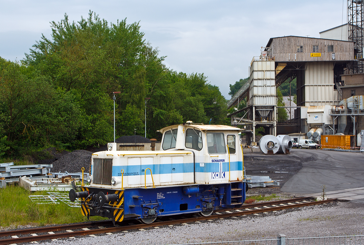 
Die Gmeinder Typ 130 PS Dieselhydraulische Rangierlokomotive der Schaefer Kalk GmbH & Co. KG, Werk Steeden, hier am 26.05.2014 in Runkel-Steeden.

Die Lok wurde 1963 von Gmeinder & Co. (Mosbach) unter der Fabriknummer 5254 gebaut und an die Rheinisch-Westf�lische Kalkwerke, Werk Stromberg als RWK Nr. 1 geliefert, nach der Stillegung des Kalkwerkes zum 01.07.2010 kam sie nach Steeden. 