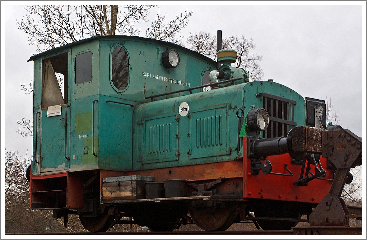 Die Gmeinder vom Typ N 50, ex 272 der Kurt Kampffmeyer M�hlen, ist beim Technoseum in Mannheim ausgestellt, hier aufgenommen am 03.01.2014. 

Die Lok wurde 1948 von Gmeinder unter der Fabriknummer 4442 gebaut und an die Kurt Kampffmeyer M�hlen GmbH in Mannheim  (Nr. 272) geliefert. Im Jahr 1987  ging die Lok an das LTA - Landesmuseum f�r Technik und Arbeit in Mannheim (dem heutigen Technoseum).

Technische Daten: 
Spurweite: 1.435 mm 
Bauart:  B dm
H�chstgeschwindigkeit: 18 km/h