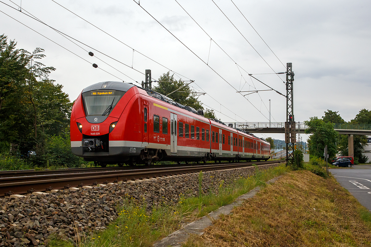 Die  Grinzekatze  1440 229 / 1440 729 ein fünfteiliger Alstom Coradia Continental (mit modifizierten Kopf) der DB Regio NRW fährt am 03.08.2020, als RE 8  Rhein-Erft-Express  (Koblenz - Köln - Mönchengladbach), durch Bad Honnef in Richtung Köln.

Die Elektrotriebwagen des Typs Alstom Coradia Continental gehören zur Fahrzeugfamilie modularer Nahverkehrstriebzüge aus dem Hause Alstom. Der Coradia Continental ist als drei-, vier-, fünf- oder sechsteiliger Triebwagen erhältlich. Sie werden im Werk Salzgitter (ex LHB) gebaut. Es besteht die Möglichkeit mehrere Fahrzeuge zu einem Zugverband zusammenzukuppeln. Die Baureihe 1440 ist eine Weiterentwicklung der Baureihe 0440. Die Fahrzeuge besitzen u.a. einen gegenüber der Baureihe 0440 modifizierten Kopf zur Einhaltung der Crash Norm EN 15227. Die Triebwagen sind für eine Bahnsteighöhe von 76 cm ausgelegt. Sie verfügen über geräumige Mehrzweckabteile und behindertengerechte Toiletten. Ausfahrbare Schiebetritte sorgen für eine spaltfreie Überbrückung zwischen Bahnsteig und Türeinstieg.
Diese fünfteiligen Triebzüge setzen sich auch den folgenden Wagenbaureihen zusammen1440.2 – 1441.2 – 1841.2 – 1441.7 – 1440.7 uns sind so 89.700 mm und haben 8 Fahrmotoren. Die Triebzüge haben konventionelle Enddrehgestelle und Jakobs-Drehgestelle zwischen den Mittelwagen.

Die Einsatzfelder
Der Coradia Continental kommt aufgrund seiner modularen Bauweise und der Möglichkeit zur Kupplung mehrerer Fahrzeuge zu einem Zugverband sowohl im S-Bahn- als auch im Regionalbahn- und Regionalexpress-Verkehr zum Einsatz.

TECHNISCHE DATEN:
Spurweite: 1.435 mm
Achsfolge: Bo’(Bo’)(2’)(2’)(Bo’)Bo’ in Klammern Jakobs-Drehgestelle
Länge über Kupplung: 89.700 mm
Achsabstand in den Enddrehgestellen: 2.440 mm
Achsabstand in den Jakobsdrehgestellen: 2.700 mm
Treib- und Laufraddurchmesser: 850 mm (neu) / 780 mm (abgenutzt)
Breite: 2.920 mm
Maximale Höhe (über SO): 4.280 mm
Einstieghöhe (über SO): ca. 800 mm
Eigengewicht: ca. 168 t
Minimaler befahrbarer Gleisbogen Werkstatt/Betrieb: 100/150 m
Niederfluranteil:  ca. 89 %
Fahrgasteinstiegstüren je Seite: 7
Sitzplätze: 264 
Stromsystem: 15 kV / 16,7 Hz
Höchstgeschwindigkeit: 160 km/h
Nennleistung: 2.880 kW
Zugbeeinflussungs-System: LZB / PZB 90
Bremse: (D) KB C-pn-R-A-E