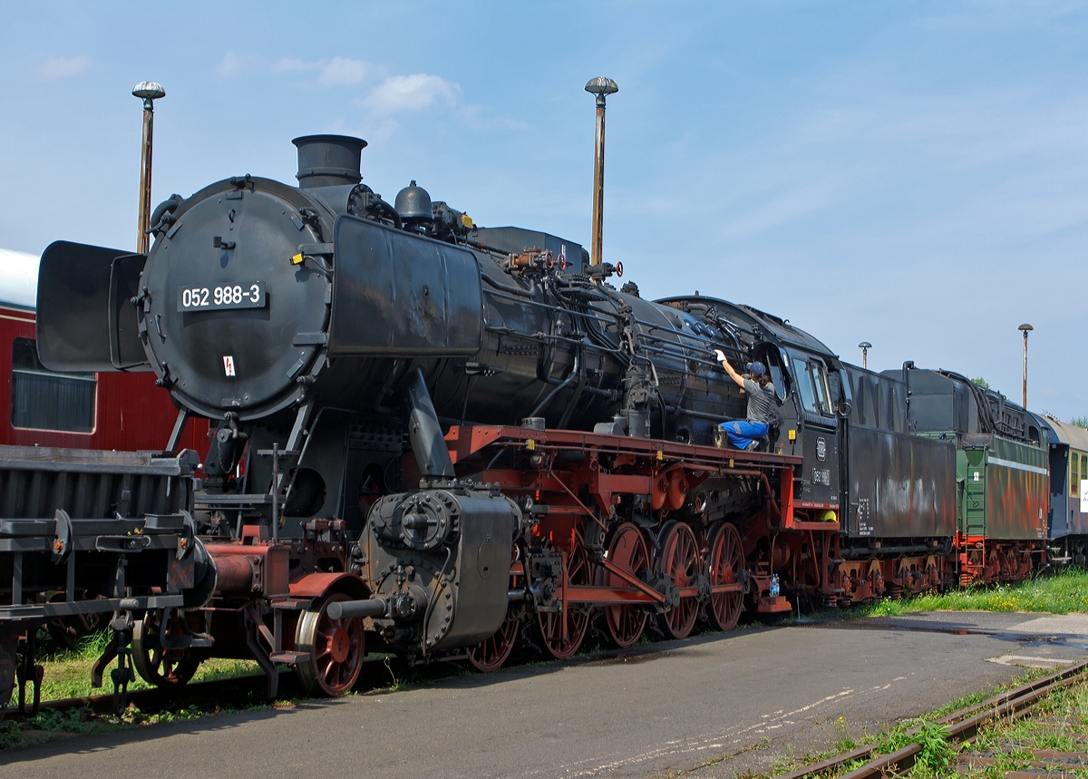Die G�terzug-Dampflokomotive 50 2988 der WTB (Wutachtalbahn, im Volksmund auch Sauschw�nzlebahn genannt), ex DB 052 988-3, steht am 24.08.2013 im Dampflokwerk Meiningen. 

Die Lok wurde 1942 von WLF - Wiener Lokomotivfabrik Floridsdorf unter Fabriknummer 9575 gebaut, sie hat heute die NVR Nummer 90 80 00 50 988-9 D-WTBB. Der Tender  vom Typ 2'2'T26 ist von Lok 50 3033.

Mit der Einf�hrung dem EDV-Baureihenschema der Deutschen Bundesbahn 1968 wurden die Einheits-G�terzuglokomotiven der Baureihe 50, noch 1452 vorhandene Lokomotiven, in die Bezeichnungen 050, 051, 052 und 053 eingereiht, da die
Ordnungsnummer ja nur noch dreistellig sein durfte. So wurde aus dieser 50 2988 nun 052 988-2, d.h. die erste der vier Ziffern wurde der 50 dazu addiert. Dies war jedoch nur M�glich, weil es 1968 keine der wenigen verbliebenen Loks der echten Baureihe 52 bei der Deutschen Bundesbahn mehr gab. Sie waren bis 1968 bereits ausgemustert, daher wurde hier keine Umbenennung in Baureihe 052 notwendig.

